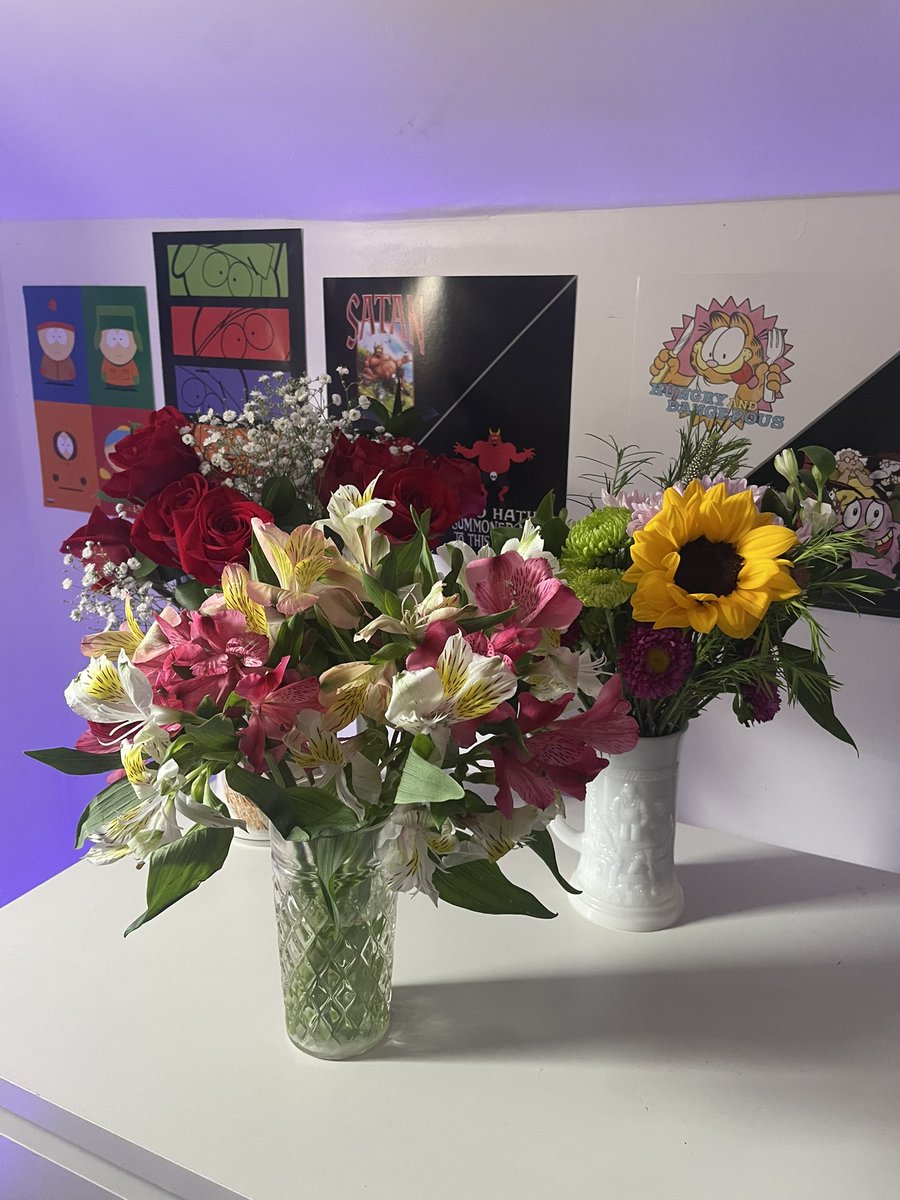 wickedsealdolph's tweet photo. my girlfriend bought me three bouquets of just because flowers today https://t.co/hihYdpWDVw