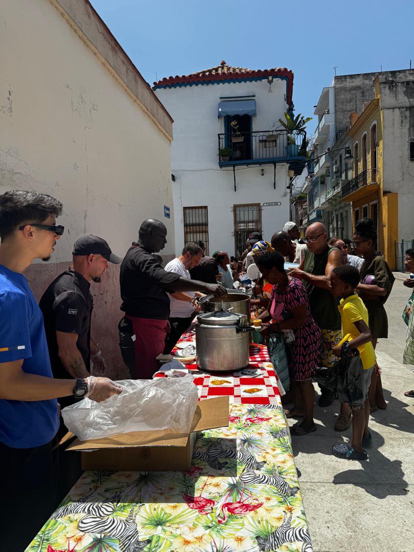 PDLMonedaCubana's tweet photo. 🍲 #LaMonedaSolidaria

Con Frei Betto y el Dr. hc. Ángel Aguilera, el PDL La Moneda Cubana realizó la 1ra edición de Cocinas Comunitarias gratuitas en el Consejo Popular Catedral. 

Un compromiso social que alimenta la comunidad. 

#LaMonedaCubana 🇨🇺 https://t.co/wjFkHo4mmc