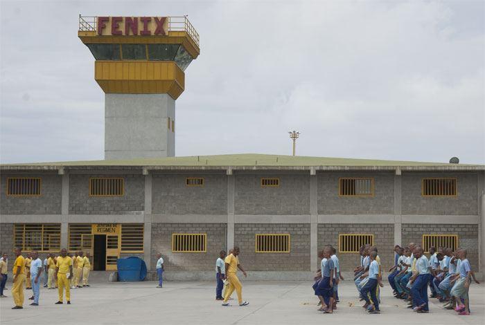 infopublicave's tweet photo. 📢El Observatorio Venezolano de Prisiones denunció que Elvis Macuare Guerrero, señalado por presuntos tratos crueles contra reclusos en Barinas, ahora es subdirector del Centro Penitenciario Fénix Lara, en Barquisimeto. La organización exigió una investigación de las autoridades. https://t.co/EVehRC67mV