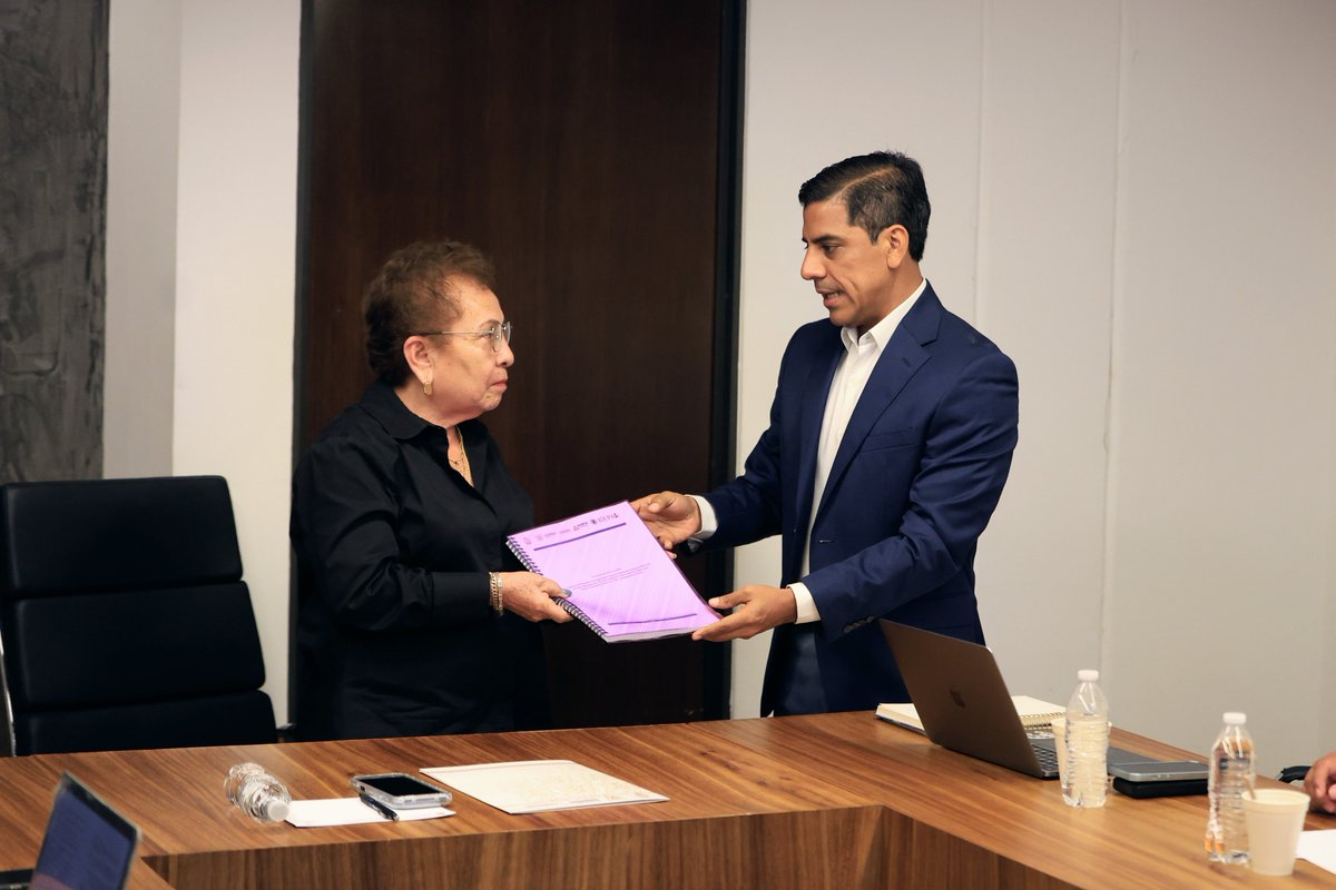 SGG_Gro's tweet photo. La encargada de despacho de la SGG, Anacleta López, encabezó una reunión en la que se presentaron de manera preliminar los resultados de la “Encuesta de percepción de seguridad de las mujeres en el transporte público de los nueve municipios con declaratoria de AVGM". https://t.co/8GsbsBOlIK