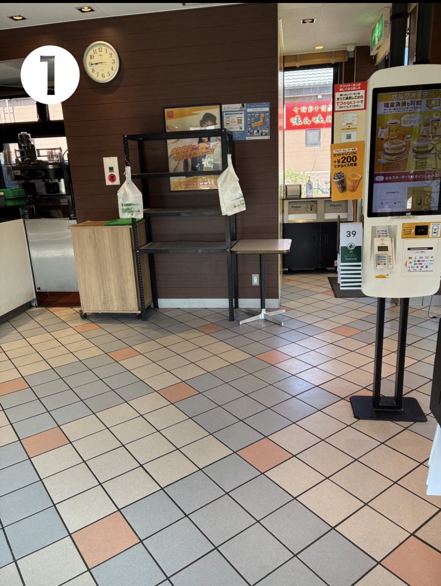 minigunpla's tweet photo. ガンプラさんの夏休み②
稲城長沼駅から少し歩くとマクドナルドがあったので作戦会議。
レジ袋置いといてくれるシステム良いですね（写真①）
途中でみつけたラーメン屋さん。餃子とか天津飯もあるのかな（写真②） https://t.co/dFmtqBDL9Z
