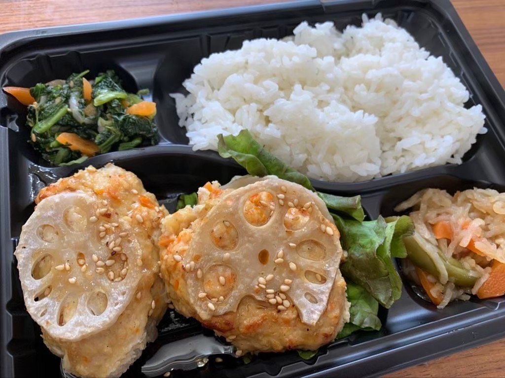 BPKoconadining's tweet photo. 本日のお弁当🍎

【日替わり】
はさみレンコン〜照り焼きソース〜

【おすすめ】
ひき肉温玉丼〜ガパオ風〜

【魚の日替わり】
さばの味噌煮

毎週火曜日は『お惣菜の日』🍗
12時〜13時の間にご来店の方にミニお惣菜おひとつプレゼント🎁
ご予約、ご来店お待ちしております✨ https://t.co/ZE9DXe5og7