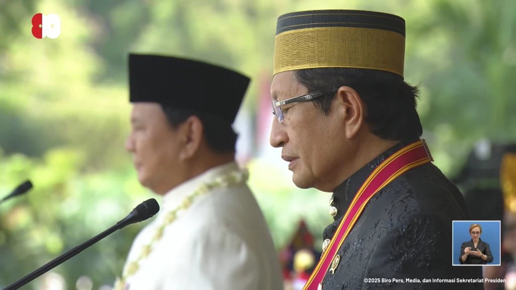 thoriqatuna's tweet photo. Saat Ibnu 'Ulayyah –seorang Ulama Faqih– bgtu mesra dgn penguasa, Abdullah bin Mubarak menegurnya dgn keras dan menuliskan penggalan syair berikut:

𝗪𝗮𝗵𝗮𝗶 𝗼𝗿𝗮𝗻𝗴 𝘆𝗴 𝗺𝗲𝗻𝗷𝗮𝗱𝗶𝗸𝗮𝗻 𝗶𝗹𝗺𝘂𝗻𝘆𝗮 𝘀𝗯𝗴𝗮𝗶 𝗹𝗮𝗱𝗮𝗻𝗴 𝗿𝗶𝘆𝗮
𝗠𝗲𝗻𝗴𝗲𝗺𝗶𝘀 𝗵𝗮𝗿𝘁𝗮 𝗱𝗶 𝗵𝗮𝗱𝗮𝗽𝗮𝗻 𝗽𝗲𝗻𝗴𝘂𝗮𝘀𝗮
𝗗𝗲𝗻𝗴𝗮𝗻 𝗶𝗹𝗺𝘂 𝗸𝗮𝘂 𝗯𝗲𝗿𝘂𝘀𝗮𝗵𝗮 𝗺𝗲𝗻𝗱𝗮𝗽𝗮𝘁𝗸𝗻 𝗱𝘂𝗻𝗶𝗮
𝗡𝗮𝗺𝘂𝗻 𝗷𝘂𝘀𝘁𝗿𝘂 𝗸𝗮𝘂 𝘁𝗹𝗮𝗵 𝗺𝗻𝗴𝗵𝗮𝗻𝗰𝘂𝗿𝗸𝗮𝗻 𝗮𝗴𝗮𝗺𝗮

𝗞𝗲𝗺𝗮𝗻𝗮 𝗿𝗶𝘄𝗮𝘆𝗮𝘁 𝗜𝗯𝗻 𝗔𝘂𝗻 𝗱𝗮𝗻 𝗜𝗯𝗻 𝗦𝗶𝗿𝗿𝗶𝗻 𝘆𝗴 𝘀𝗹𝗮𝗺𝗮 𝗶𝗻𝗶 𝗸𝗮𝘂 𝗽𝘂𝗻𝘆𝗮
𝗞𝗲𝗺𝗮𝗻𝗮 𝗿𝗶𝘄𝗮𝘆𝗮𝘁-𝗿𝗶𝘄𝗮𝘆𝗮𝘁 𝘆𝗴 𝗺𝗲𝗹𝗮𝗿𝗮𝗻𝗴 𝘂𝗻𝘁𝘂𝗸 𝘁𝗿𝗹𝗮𝗹𝘂 𝗱𝗲𝗸𝗮𝘁 𝗸𝗽𝗱 𝗽𝗶𝗻𝘁𝘂 𝗶𝘀𝘁𝗮𝗻𝗮

(Risalah As-Sulthaniyyah, Hal. 50-51)

𝘙𝘪𝘴𝘢𝘭𝘢𝘩 𝘪𝘯𝘪 𝘥𝘪𝘵𝘶𝘭𝘪𝘴 𝘰𝘭𝘦𝘩 𝘐𝘮𝘢𝘮 𝘚𝘶𝘺𝘶𝘵𝘩𝘪 𝘴𝘢𝘢𝘵 𝘥𝘪𝘳𝘪𝘯𝘺𝘢 𝘮𝘦𝘯𝘰𝘭𝘢𝘬 𝘶𝘯𝘵𝘶𝘬 𝘵𝘳𝘭𝘢𝘭𝘶 𝘥𝘬𝘢𝘵 𝘥𝘨𝘯 𝘚𝘶𝘭𝘵𝘢𝘯 𝘔𝘦𝘴𝘪𝘳 𝘱𝘥 𝘴𝘢𝘢𝘵 𝘪𝘵𝘶.