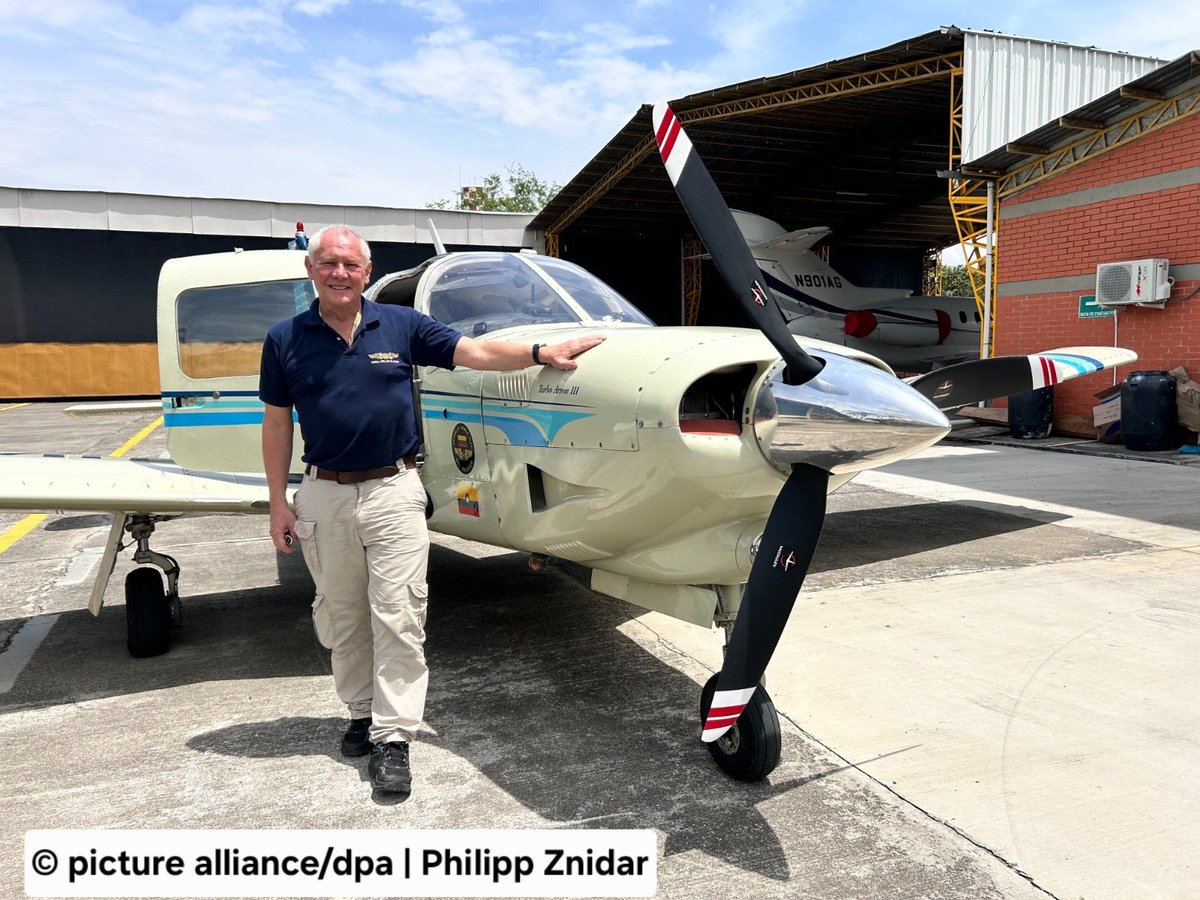 AlEmbajadora's tweet photo. Gerhard Thyben, excónsul 🇩🇪 honorario y miembro del consejo directivo del Colegio Alemán en Cali, transporta como piloto voluntario suministros a zonas remotas del Pacífico 🇨🇴 afectadas por el #terremoto. ¡Sr. Thyben, su solidaridad es inspiradora! https://t.co/Mxo8ZOaYPQ