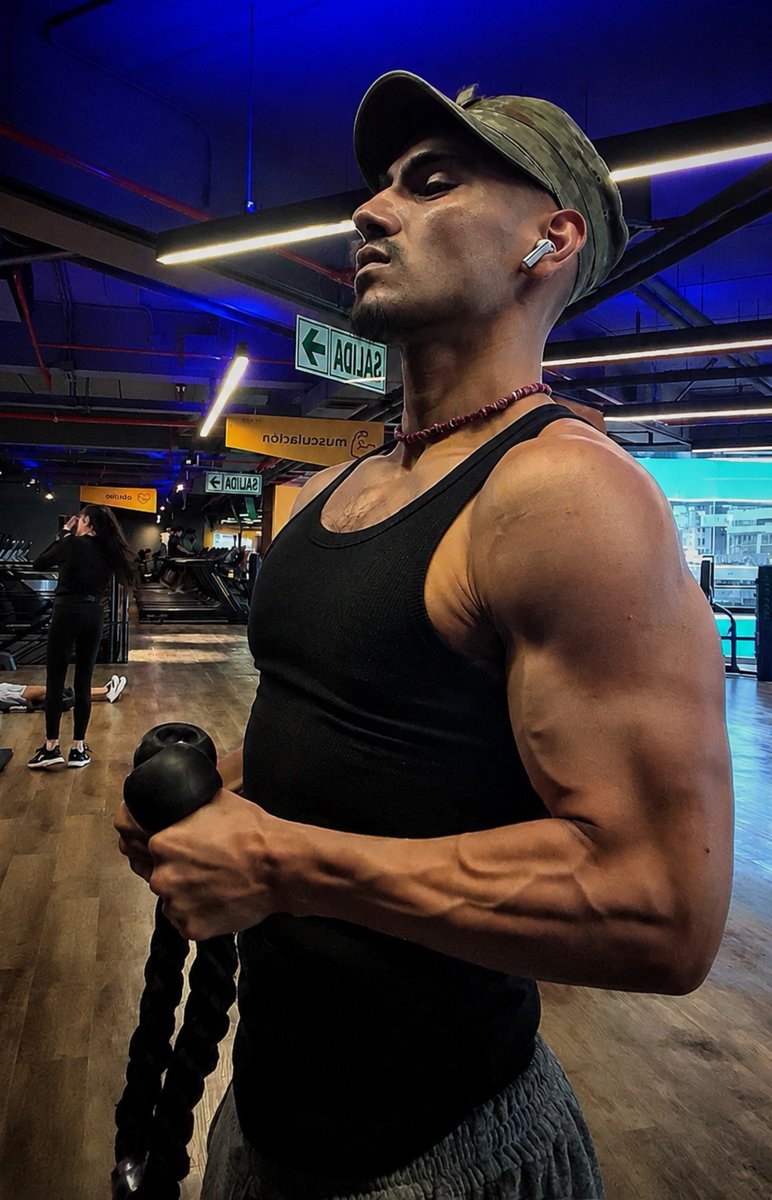 estanramon's tweet photo. Tengo el fetiche que me huelan las axilas después de entrenar mientras te follo 🍆💦 https://t.co/u9arfDs4Oh