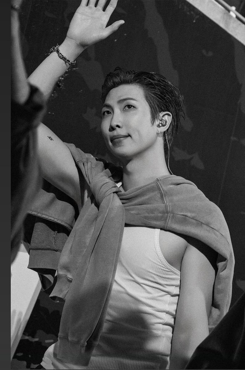DaechwitaDiva's tweet photo. @laximolala7 Even this photo,  he looks emotional and it effects me 😭 i love him,  I give them grace I wouldn't give others because I believe they are good people https://t.co/fC7Uq1jQd3
