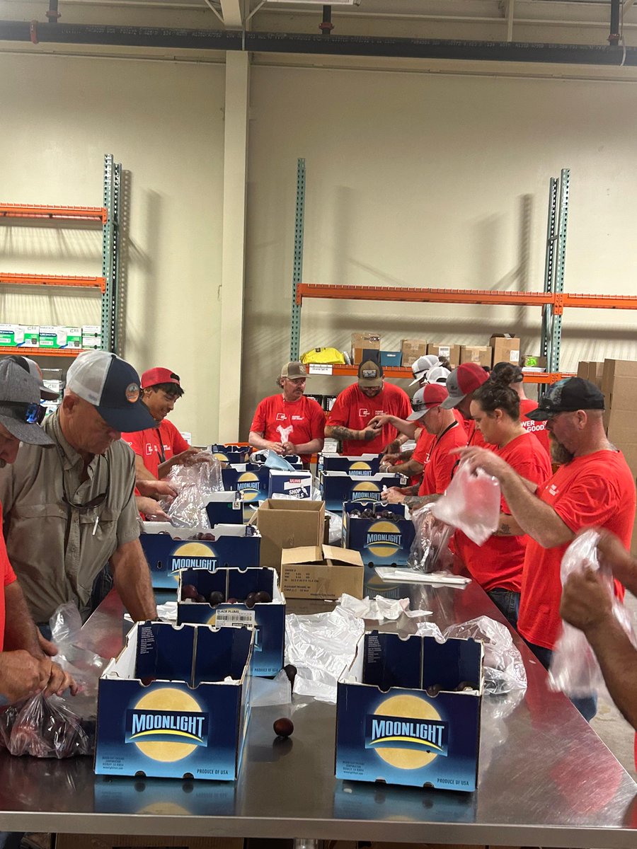 AEPTexas's tweet photo. Almost 30 Victoria employees volunteered at the Food Bank of the Golden Crescent, organizing food, beverages, and other items for local families in need. They sorted bulk items for distribution across 11 counties and measured and weighed rice into smaller bags. Full story: https://t.co/58ilODd3FC

#WeAreAEPTexas #WeekofService #Victoria