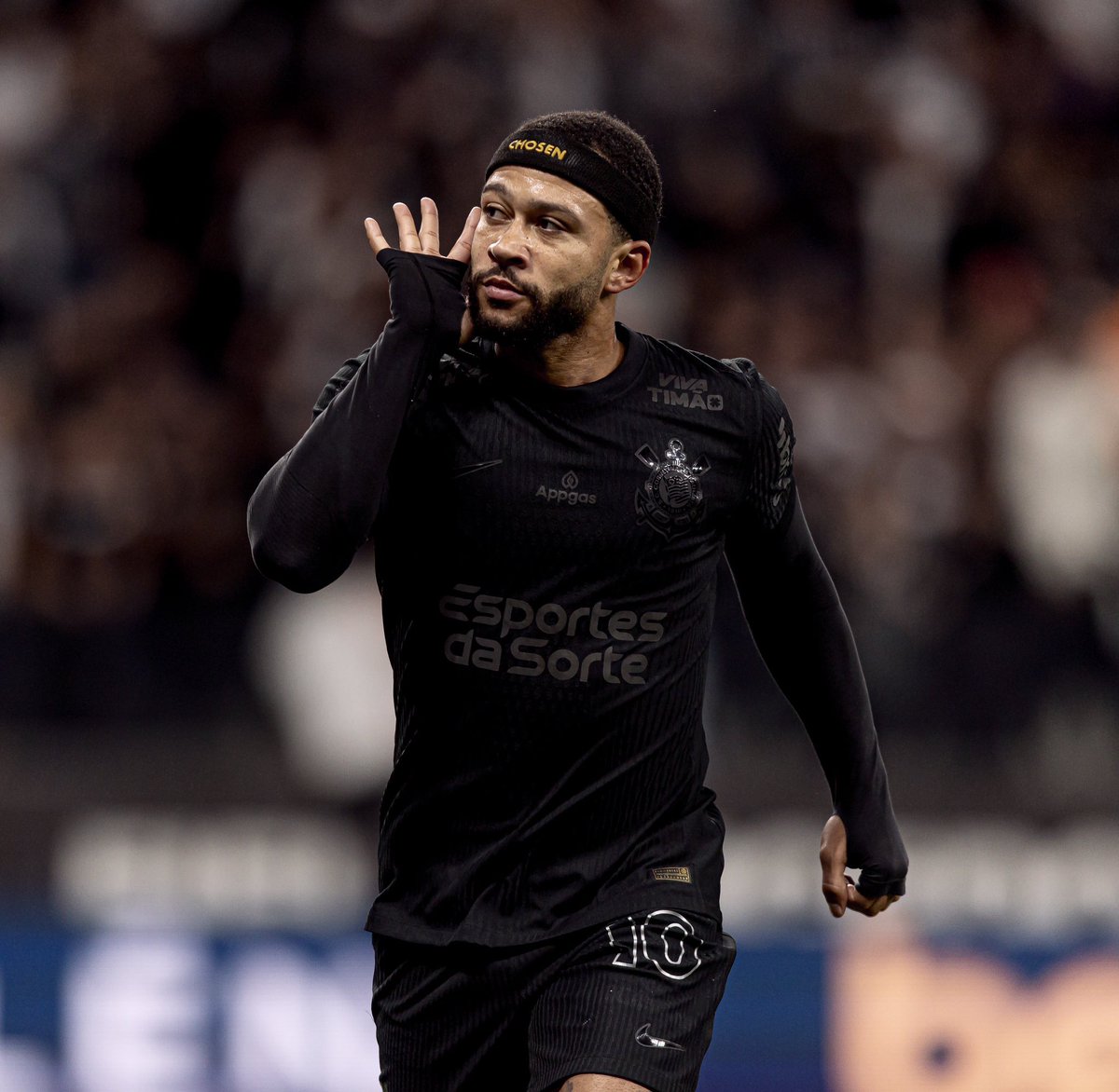 futebol_info's tweet photo. 🚨 Agora! Memphis Depay abre mão de R$ 13,7 milhões para renovar contrato com o Corinthians.

Na nova proposta enviada pelo estafe do holandês, o valor que o Timão teria de arrecadar em verbas de marketing caiu de R$ 15,4 milhões para R$ 7,7 milhões.

Além disso, Depay abriu mão da ajuda de custo de R$ 250 mil por mês, que totalizaria R$ 6 milhões nos 2 anos de contrato.

Com isso, o holandês abriu mão de R$ 13,7 milhões.

Mesmo assim, a proposta ainda não chegou ao patamar desejado pela diretoria, que queria manter apenas salários e direitos de imagem, em torno de R$ 54 milhões no total.

No entanto, a nova oferta aumentou as chances de acordo. O Corinthians agora analisa os termos e submeteu o contrato ao Conselho de Orientação (CORI).

🗞️ @UOL | @FabioLazaro_ 
📸 Rodrigo Coca/SCCP