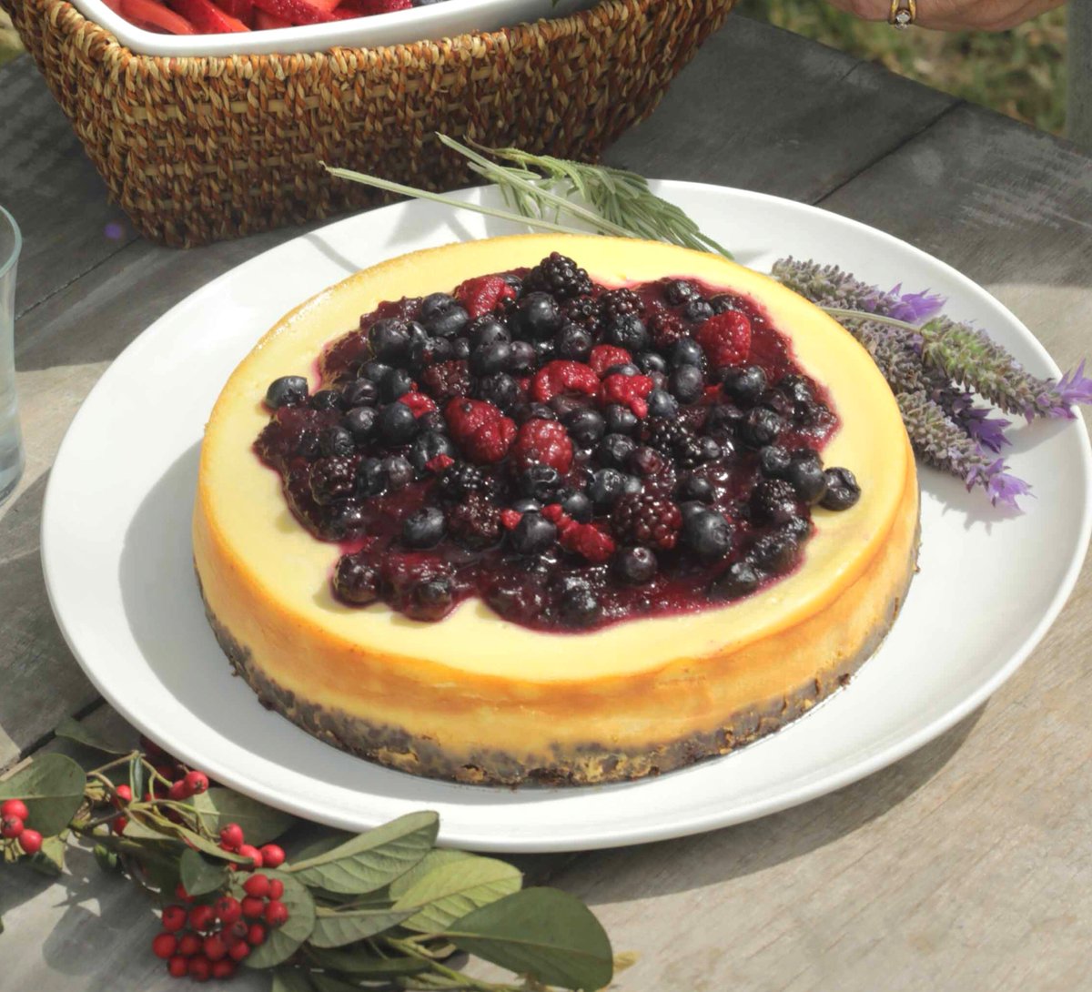 SayCheeseCakeAr's tweet photo. 🚨 SORTEO EXPRESS (Cierra el 19/8 a las 20 hs) 🚨

Confieso que la semana pasada subí un sorteo, se anotaron 6 personas y me dio tanta vergüenza que lo borré 🙈😂

Como soy culposa y ¡honesta! voy de nuevo; ¡Sorteo un cheeseberries + un combo tremendo de productos Tregar! 🍰🧀

¿Cómo participar?

1️⃣ Dale RT a este tuit.
2️⃣ Contame en comentarios: ¿Cuál es tu peor excusa para clavarte algo dulce a escondidas?

🏆 El 19/8 a las 20 hs anuncio al ganador/a.

📍 Retiro gratis por Parque Chacabuco o envío a cargo del ganador en CABA/GBA.

Gracias @TregarOk por acompañarme siempre en estas aventuras 😍☺️😍