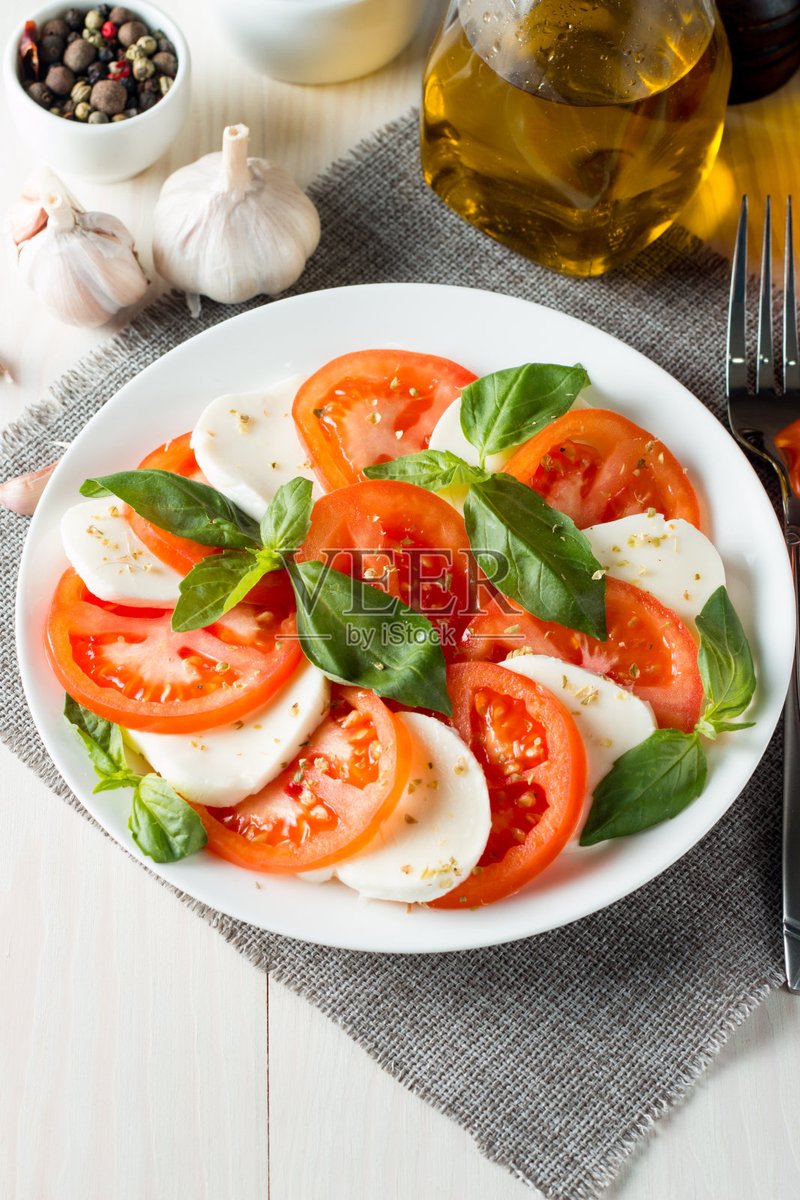 LanceHSinclair's tweet photo. Fresh heirloom tomatoes, fragrant basil u0026 creamy mozzarella – all you need for a perfect caprese salad! Grab yours from the local farmers’ market this weekend. https://t.co/vD7LHVmdvx