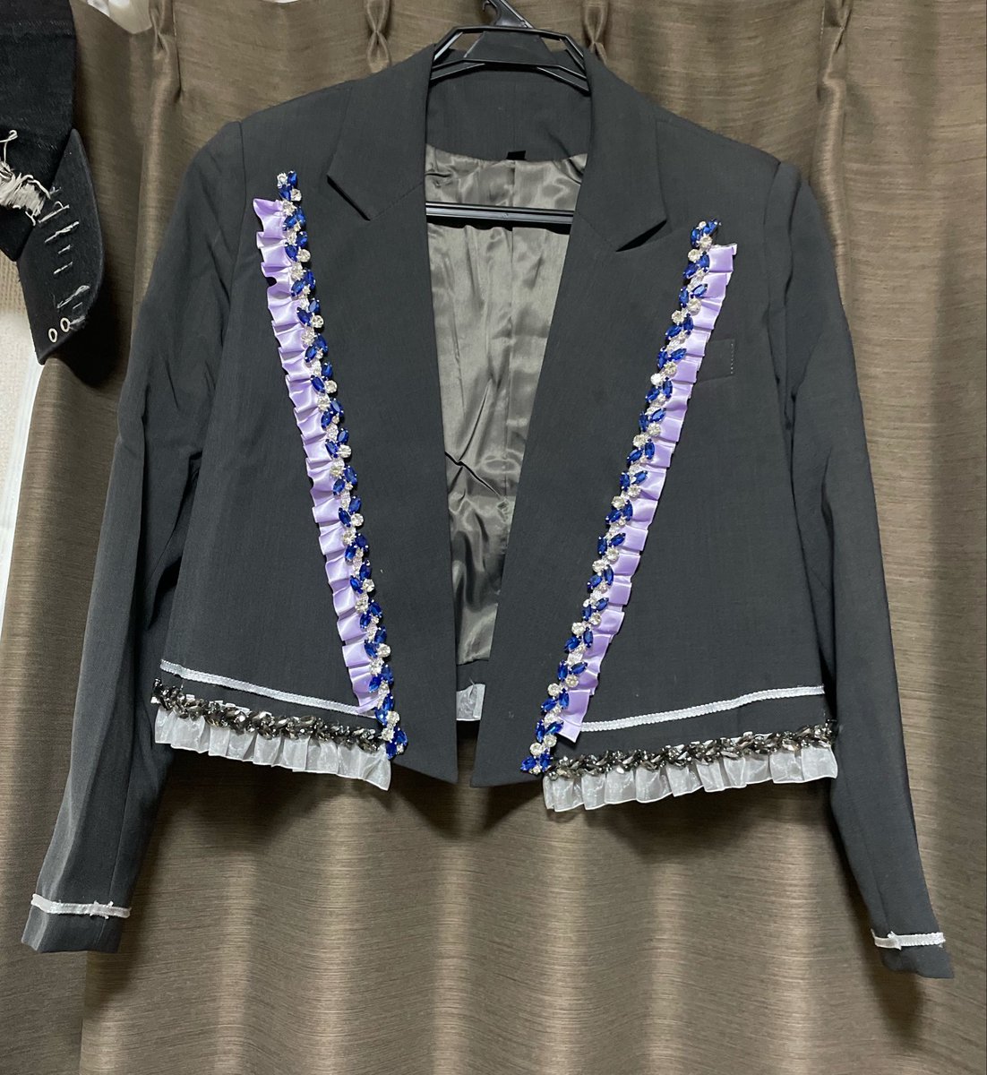 haruna_actor's tweet photo. 着て行く2日前の夜に思いついて仕事終わりに2時間でデコった服。
オシャンにできてるのではなかろうか… https://t.co/mjZxch2qLY
