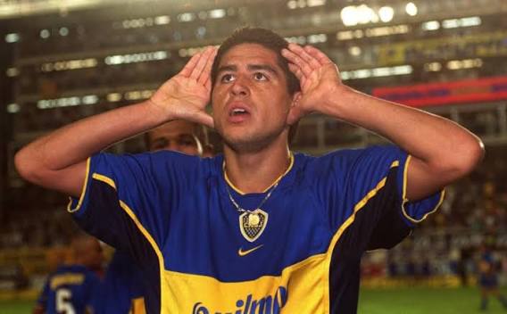 ldemer's tweet photo. La Justicia, Boca y Román: siempre los mismos, contra los mismos. Una cadena de sucesos "curiosos". 

Abril 2002 | Secuestro del hermano.
Secuestran al hermano de Román en Don Torcuato. Tras el pago del rescate, fue liberado. 

Marzo 2021 | Causa sanitaria contra Agustín Riquelme
La fiscalía imputó al hijo de Román por estar en La Bombonera tras un viaje de egresados.

Febrero 2023 | Clausura de la Tribuna Superior Sur
La Justicia inhabilitó la tercera bandeja por "riesgo estructural". Reabrió tras peritajes.

Marzo 2023 | Multas por uso de pirotecnia
La fiscalía abrió sumarios por bengalas en la cancha. El club evitó nuevas clausuras pagando sanciones económicas.

Agosto 2023 | Allanamientos por reventa 
Gendarmería allanó el club y la casa de Cristian Riquelme en Pilar. Se armó show mediático.

Noviembre 2023 | Postergación por Shabat
Un amparo judicial forzó a mover las elecciones del sábado 2  para permitir el voto judío ortodoxo.

Noviembre 2023 | Suspensión cautelar de las elecciones
La oposición denunció anomalías en el padrón de 13.000 socios. La Justicia frenó los comicios hasta que la Cámara revocó el fallo.

Noviembre 2023 | Clausura total por aforo
Tras Argentina vs. Uruguay, la Ciudad clausuró la Bombonera alegando exceso de público. Se levantó tras pagar una multa.

Noviembre 2023 | Intercepción a Cristian Riquelme
Efectivos de civil pararon en la calle al hermano de Román para quitarle el celular. 

Mayo de 2025 | Denuncia por camisetas
La Justicia desestimó y archivó por inexistencia de delito la denuncia sobre desvío de indumentaria y administración fraudulenta.

2026  | Acusaciones por reventa y cierre 
Tras los allanamientos y peritajes telefónicos, la Justicia no halló pruebas de asociación ilícita ni connivencia dirigencial.