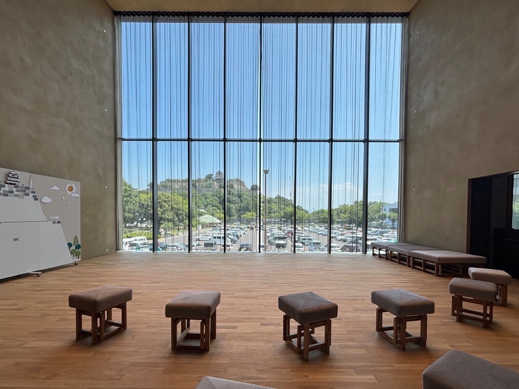 ShikokuKasei's tweet photo. 9月に新しくオープンする丸亀市民会館「THEATRE MAdo（シアターマド）」の見学会へ行ってきました🌈館内には、これからたくさんの感動や出会いが生まれる予感があふれていました✨開館が楽しみですね☺️私たち四国化成も同じ丸亀に拠点を置く企業として、このような文化の新しい拠点が誕生することをとても誇りに思います☀️地域とともに、これからも丸亀の魅力を発信していきます！
@theatre_mado 
#シアターマド #theatermado #丸亀市民会館