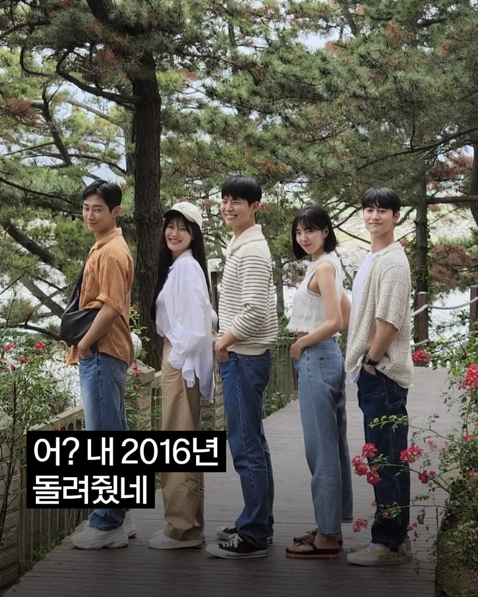 ELLE_KOREA's tweet photo. #ELLEstar #구르미그린달빛

다시 볼 줄 알았다니까요! 2016년 인기 드라마 ‘구르미 그린 달빛’ 주역들의 재결합 소식입니다. 박보검, 김유정, 진영, 채수빈, 곽동연이 10년만에 특집 예능으로 뭉친다고 하는데요. “10주년을 뜻깊게 기념하고 싶다”는 박보검의 제안으로 성사됐다고 하죠. 많은 이들의 '인생 드라마'로 남은 작품인 만큼 '구르미' 팬들의 기대가 큰데요. 엘르는 왠지 이들을 곧 볼 수 있을 것 같은, 그런 느낌이 드는 건 왜일까요?🌙