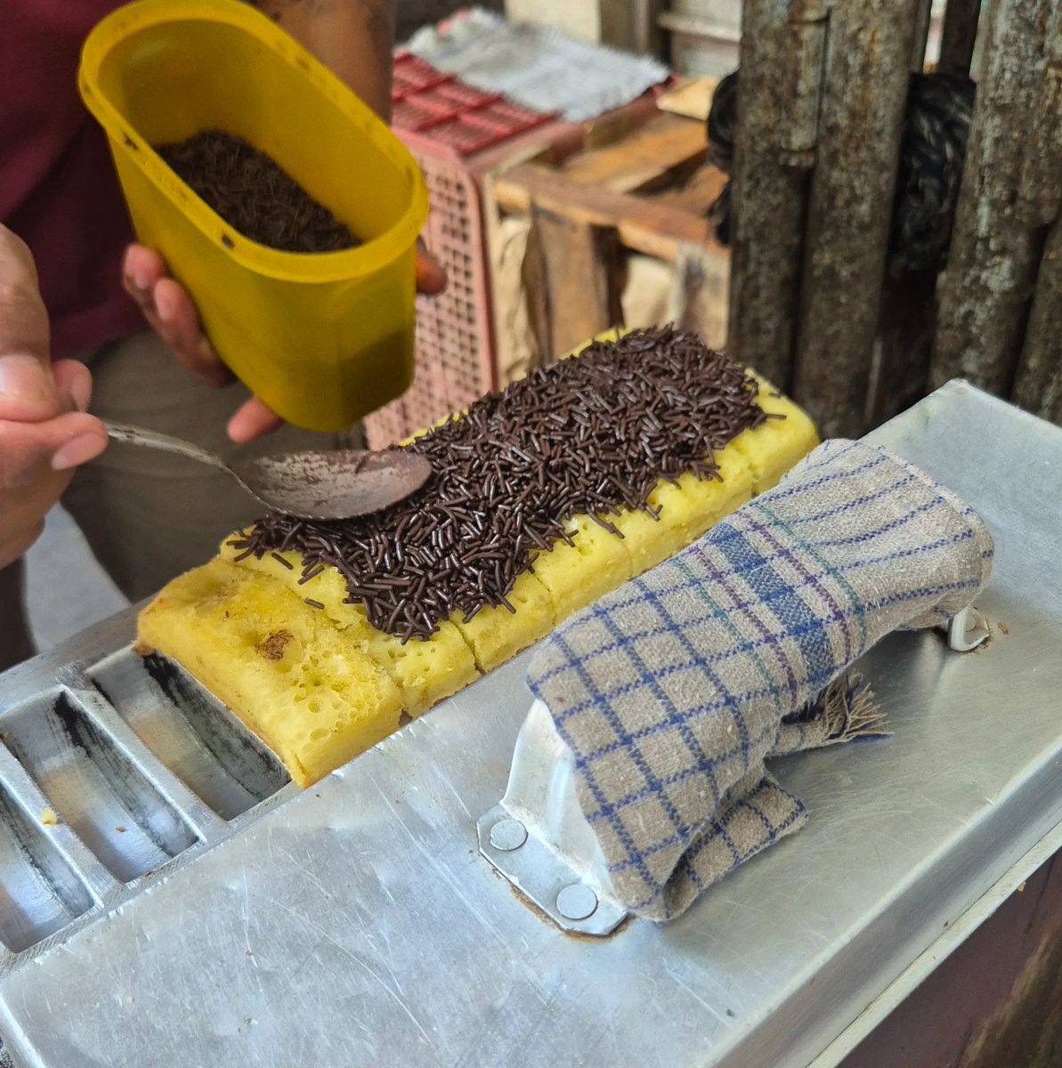 Sipitungscbd's tweet photo. tiba-tiba dapat ilmu dari bapak yang jual pukis di pasar, guys!! 😭

🧕: “pak, mesesnya gendut-gendut, pakai cers yaa?”

🧔: “yo ndak mba, ndak sanggup kalau pakai cer*s, pakai itu malah susah lelehnya.”

🧕: “oh iya? wah, saya baru tahu!”

🧔: “kalau penjual pukis kayak saya biasanya pakai merek ini. mbak'e kalau mau bikin roti bakar di rumah, pakai kayak punyaku ae. soale kalau yang nggak gampang leleh biasanya buat taburan donat, mbak.”

bapaknya baik banget 😭❤️