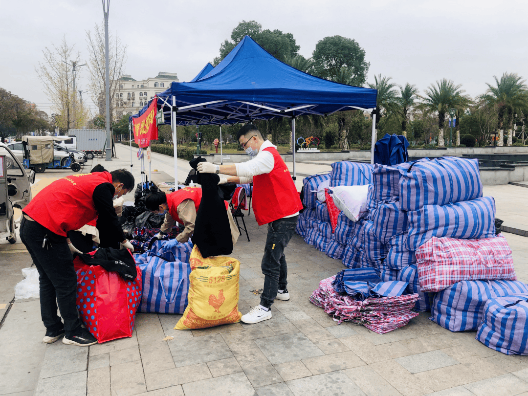 s8909037's tweet photo. Spent this morning sorting out donated clothes for unhoused neighbors in the community—small acts, big warmth.  #VolunteerForGood https://t.co/icRAFkf1hw