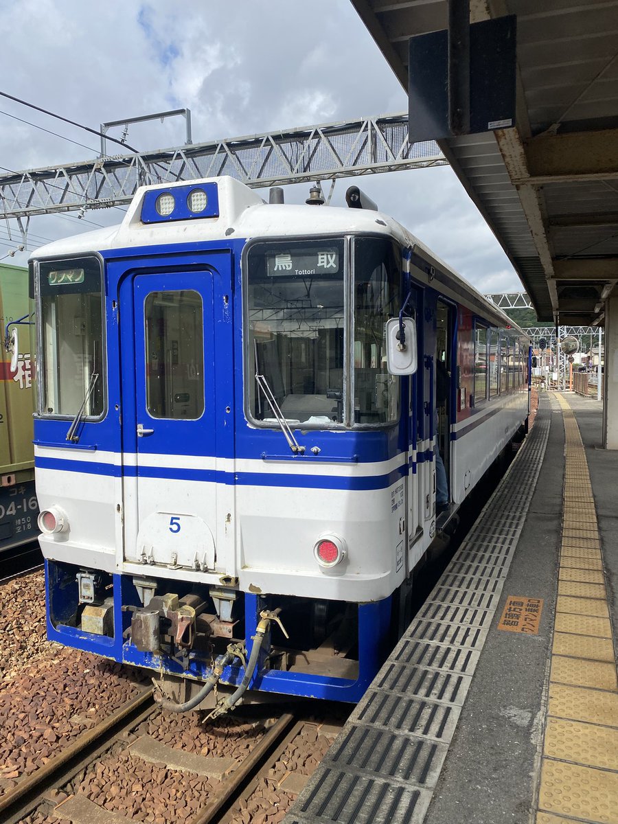 KZM_1127's tweet photo. おはようございます

本日は鳥取経由で倉吉へ向かいます！

ほんとは伯備線経由で行きたかったのですが、ちょうどいい時間がなく、3セクの智頭急行を課金利用。

智頭急行では、車掌見習いの方が改札と車内放送を実施されるようです。

頑張ってください💪 https://t.co/jzRncQ8DRJ