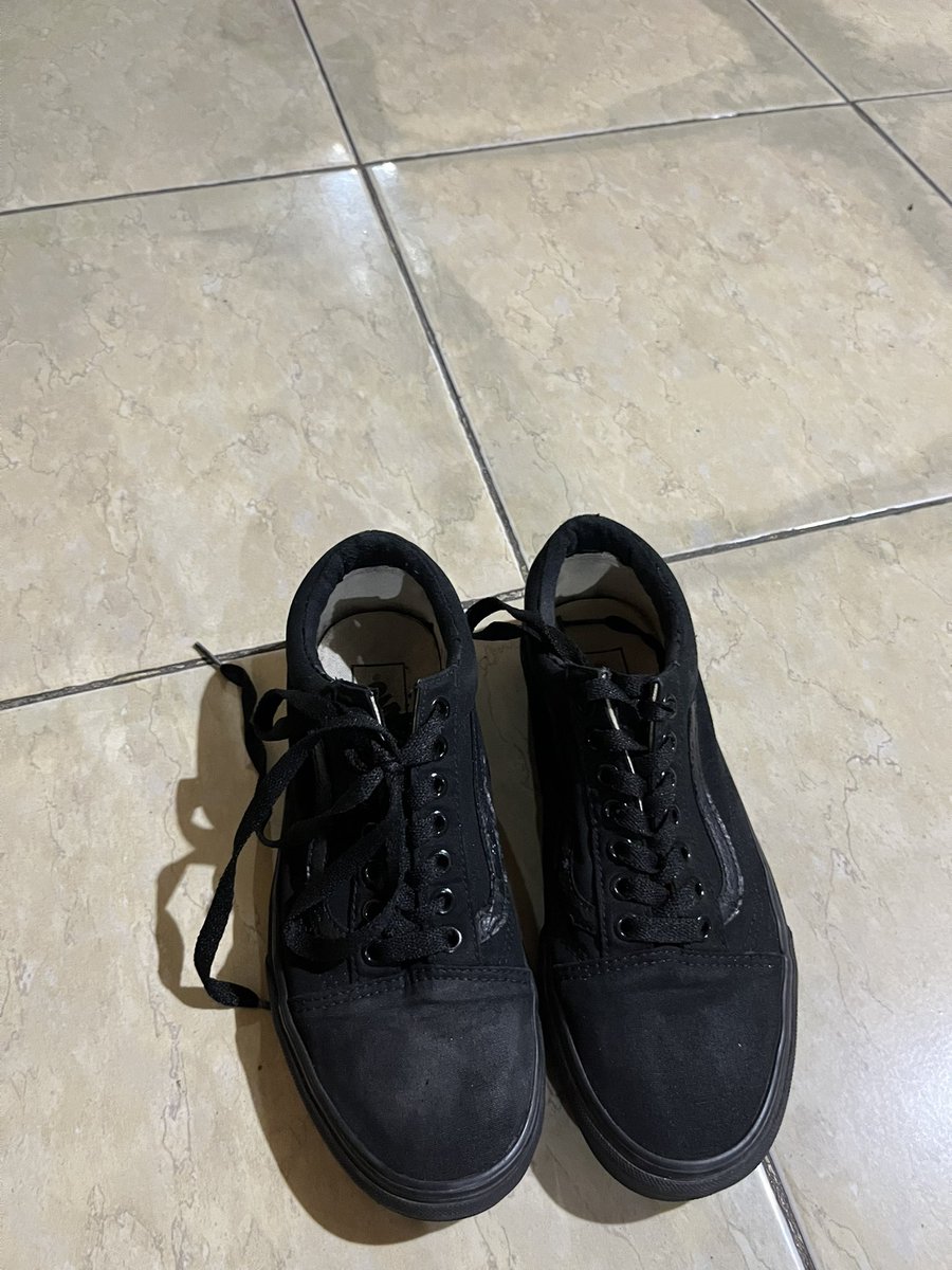 jualbengsin's tweet photo. @SoloMenfess Wts sepatu vans uk39 https://t.co/BUnK0pWFwp