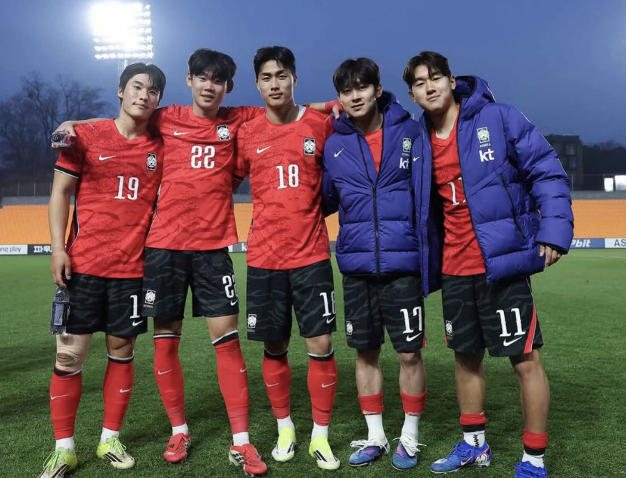 KNTFootball's tweet photo. 🚨 🇰🇷 𝐏𝐑𝐎𝐒𝐏𝐄𝐂𝐓 𝐖𝐀𝐓𝐂𝐇 | 𝐑𝐀𝐍𝐊𝐈𝐍𝐆 𝐎𝐔𝐑 𝐔𝟐𝟑 𝐊𝐍𝐓 𝐀𝐓𝐓𝐀𝐂𝐊𝐄𝐑𝐒 

With the Asian games coming up feat. our U23 team, for fun I decided to rank our U23 attackers on our team. This includes people who didn't make the final team.

I did this to make a point (which i'll share at the end) but also to be a resource to those interested and wondering who are the up and coming Korean players who will be playing in Europe and could possibly find their way to your local club. 

Here's my personal opinion of where the players are currently at this moment:

1⃣ Bae Jun-ho (22) Stoke City

I have Bae Jun-ho at the top of this list. 

He's the most polished creator and player overall, despite lacking in G/As.  To be fair, he is an excellent chance creator, it's just many times he's let down by his teammates.  If you look at his action with the National team, with stronger players, the proof is in the pudding where he is 6 G/A (2G/4A) in 13 appearances. 

2⃣ Kim Min-su (20) Girona FC

Kim Min-su comes in at #2. He's incredibly technical, quick, direct and comfortable playing in multiple attacking positions.  More importantly, he's 2. La Liga tested as last season on loan at Andorra, he put up 6 goals and 4 assists in 40 Segunda División appearances.  Impressive production for a 20-year-old playing his first full season at that level.  For me, the combination of technical ability, versatility, production and his development in Spain gives him one of the highest ceilings on this list.

3⃣ Lee Hyun-ju (23) FC Arouca

Lee Hyun-ju comes in at #3 as one of the most polished players on this list. 

In his first season with Arouca, he produced 5G/3A in 25 Primeira Liga appearances, after already accumulating 52 appearances and 7 goals in the 2. Bundesliga. He’s technically gifted, intelligent between the lines and increasingly providing end product. Some below him may have higher ceilings, but Lee’s proven European production puts him ahead right now.

4⃣ Yang Min-hyeok (20) SPURS / KVC WESTERLO

Yang Min-hyeok comes in at #4, but in terms of pure attacking ceiling he could eventually be much higher. He exploded onto the scene with 12 goals in 38 K League 1 matches at just 18, earning K League Young Player of the Year, before moving to Spurs. He's since gained valuable Championship experience, including 2G/1A in 14 matches for QPR and another 3 goals in 16 appearances for Portsmouth.  He soon was loaned to Coventry, but due to bad luck he just couldn't find time on the pitch.  Regardless, he's explosive, direct and fearless attacking defenders 1v1. The talent is obvious; now it's about refining his decision-making and turning those flashes into consistent production in Europe, especially with KVC Westerlo.

5⃣ Lee Young-jun (23) Grasshopper Club Zürich

I have Lee Young-jun at #5.  He's one of Korea's more intriguing young 9s. At 6'4", his size immediately stands out, but he's more than just a target man—he moves well for his frame, can hold up play and has a real presence inside the box. He produced 6 goals and 5 assists in 2 seasons with his club. He's also already shown his finishing ability internationally, scoring 4 goals at the 2023 U20 World Cup and 3 goals at the 2024 U23 Asian Cup. At 23, the next step is turning that promise into more consistent production, but his combination of size, movement and finishing makes him an intriguing future option at 9 for the KNT.

6⃣ Yoon Do-young (19) Brighton / FC Magdeburg

I have Yoon Do-young at #6. He's an extremely technical left-footed winger who's creative, elusive and confident taking defenders on. After limited minutes with Excelsior, he really started showing his ability at Dordrecht, recording 2 Olimpicos and at least 3 assists in 15 league appearances before Brighton moved him up another level with a loan to 2. Bundesliga side Magdeburg this season. This season will be the biggest challenge for Yoon.

7⃣ Park Seung-soo (19) Newcastle United

Park Seung-soo is probably the biggest wildcard on this list. Before even turning 18, he had already made 28 senior appearances for Suwon, becoming one of the youngest goalscorers in Korean professional football history at the time.  Newcastle brought him over in 2025, and he followed that up with 2G/3A in 16 U21 matches last season. He's quick, explosive, loves attacking defenders and has the physical tools you want from a modern winger. He's still raw compared to the players above him, but there is a LOT to work with here.

8⃣ Kim Myung-jun (20) Genk

Kim Myung-jun rounds out my list, but #8 shouldn't be viewed as a knock on him. Besides Lee Young-jun, he's the only other true 9 here and was one of Korea's standout youth strikers, scoring 9 goals in 23 U17 appearances. His transition to Belgium has taken some time, though, with 1G/2A in 17 Challenger Pro League appearances last season for Jong Genk. He's got the movement and striker instincts, but compared to the six above him, I need to see the European production catch up with the potential.
__________
The important caveat I'd add to the whole post is: this is a ranking of where I rate them today, not necessarily their ultimate ceilings. With players this young, the ranking could look completely different a year from now.

Of all the players here, Yoon Do-young and Kim Min-su did not make the team.  

And finally here is my honest confession; part of the reason I felt inspired to do this is because I thought it pretty unjust Kim Min-su didn't make the team. He's number 2 on my list only behind Bae Jun-ho and I personally find this unacceptable he's not on the roster.  Wild and peak incompetence and something that really lessens my trust in Lee Min-seong to lead our group. If you can't leverage/manage talent like that in this kind of tournament you shouldn't be coaching.  Mark my words, Kim is a special special talent.  I will be watching every game of his this season.

Anyways, if you've read this far, thanks for reading!  

Do you agree, disagree? Comment down below how YOU🫵 would rate our guys. 🙌 

Our future is not without it's rising stars. 🫡🇰🇷