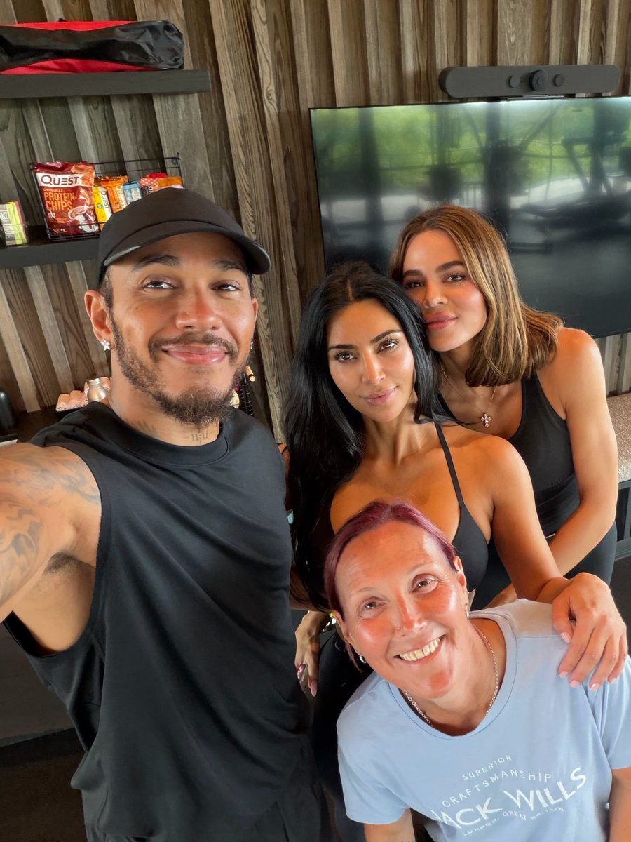 LH44NEWS's tweet photo. Férias em família! 🤍

Lewis Hamilton com Kim Kardashian, Khloé Kardashian e sua irmã, Nicola Lockhart. https://t.co/5vtWE0A3tq