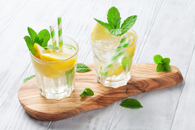 kmh709866's tweet photo. Make a refreshing iced lemon mint latte in 2 mins! Squeeze fresh lemon, add mint, pour over cold brew, top with a tiny honey swirl  #QuickBitesDrinks https://t.co/zyNxrtpNtZ
