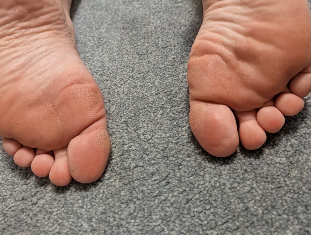 Footphoriauk's tweet photo. @FeetFinder Why choose when you can have both? https://t.co/22YK16Rv4v