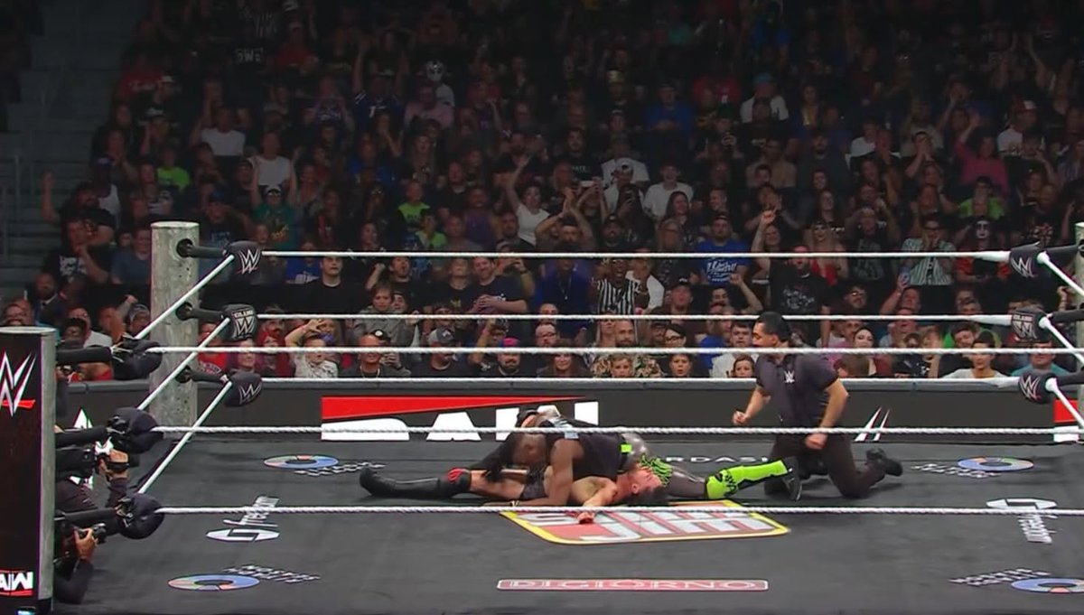 navielric's tweet photo. ¿Je'Von Evans y JD McDonagh teniendo un mano a mano limpio, con duración decente y sin que el pinche tronco de Big Cass se metiera hasta que acabó para dejarnos disfrutar una lucha buena, en esta economía?
Se agradece que les dejen lucirse así, fue una buena lucha.

#WWERaw https://t.co/kvTZT7cy8C