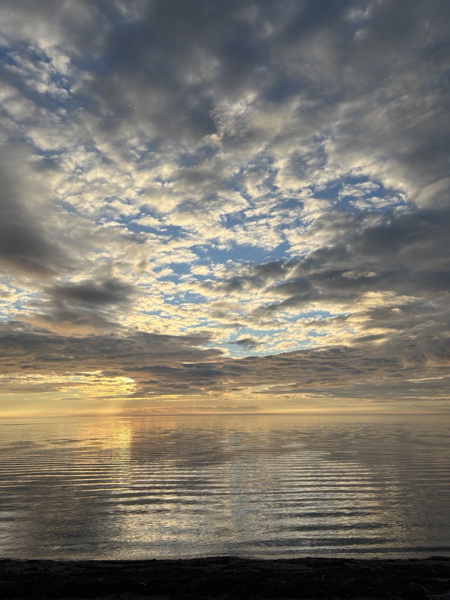 NMatanais's tweet photo. Le fleuve St-Laurent aujourd’hui #MataneSurMer #Matanie #Gaspésie #Québec https://t.co/lzSx3LbtPM