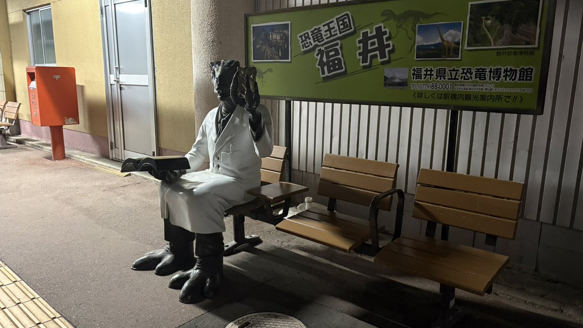 Perfocus270's tweet photo. 福井旅　Day2
昨日の駅前にいたこいつ怖すぎ https://t.co/cVfHrkoT6K