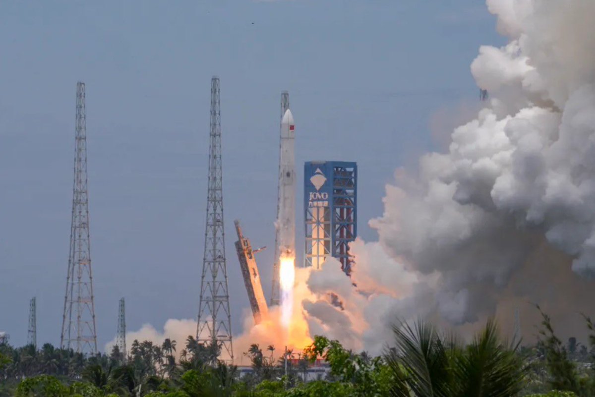 ReysonLizardo's tweet photo. Durante la semana del 6 al 12 de julio 2026, se lanzaron solo 4 misiones: SpaceX con Transporter 17 (satélites varios) y Starlink Grp 10-42 y 17-48 (comms); y China con Long March 10B (demo reusable) #SpaceNews https://t.co/Ox5snO3YDZ