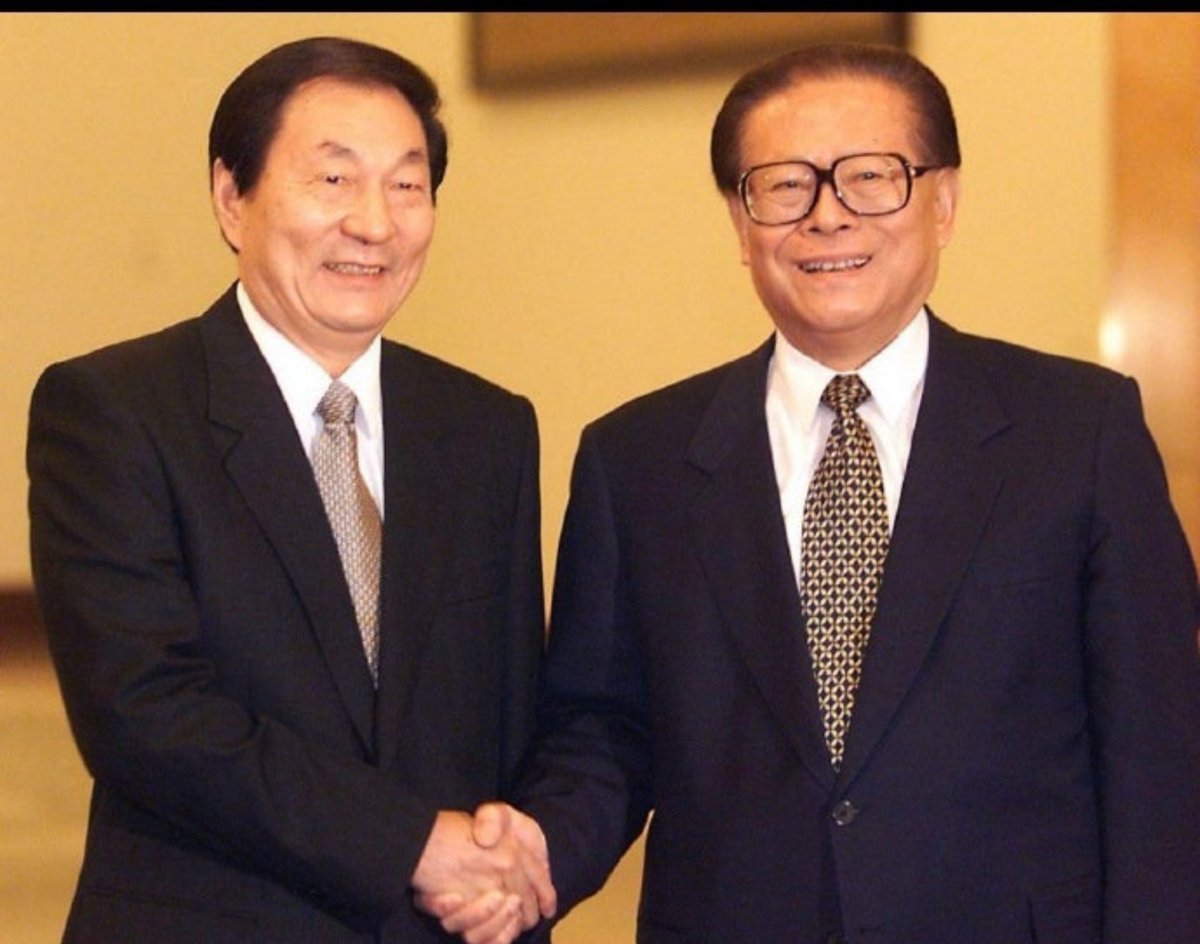 miren_41319's tweet photo. 他俩搭班子，从上海到北京，是搭档，是同事，更是战友，他们当家时，是中国最难的时候，国企全面亏损，几千万人大下岗，分税制改革，银行改革，加入世贸，全面禁止军队经商，是他们打下了良好的基础，才有了后来20年中国的经济快速发展。 ​​​​
而且，当年坊间传闻他俩不和我觉得挺离谱的 https://t.co/EmKFLZxn9p