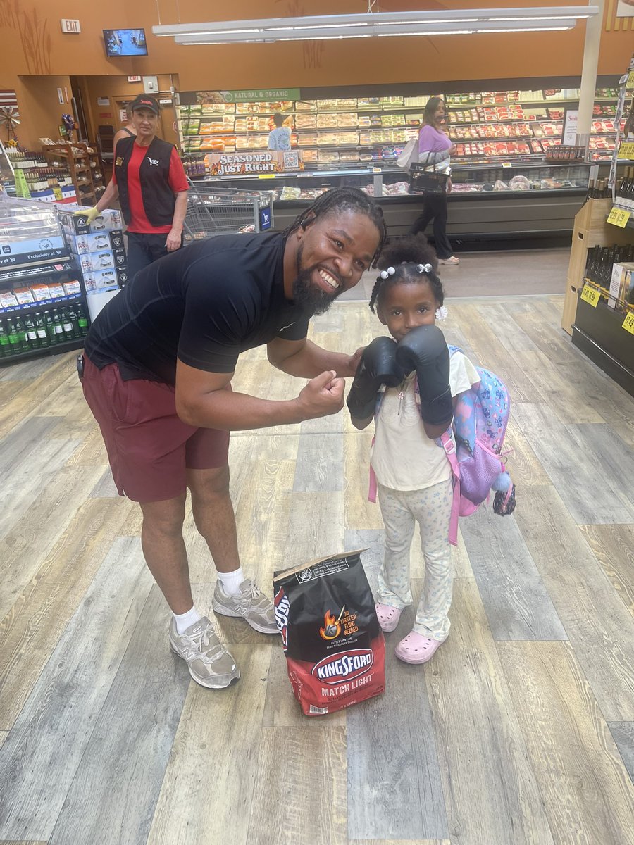 1ecmarv's tweet photo. My daughter Kam is big on boxing 🥊 she just met boxing legend Shawn Porter and he said she UP NEXT💯‼️ #KamBam  @ShowtimeShawnP 🐐 https://t.co/bb8iiGmnJa