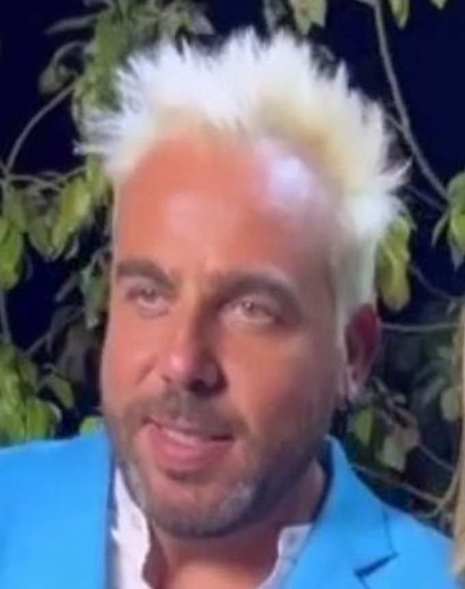 piopiochile's tweet photo. Nunca entenderé como el cachureo ese, se casó con la Carlita Jara (foto de su nuevo look de hoy) https://t.co/3HNoymYGRQ