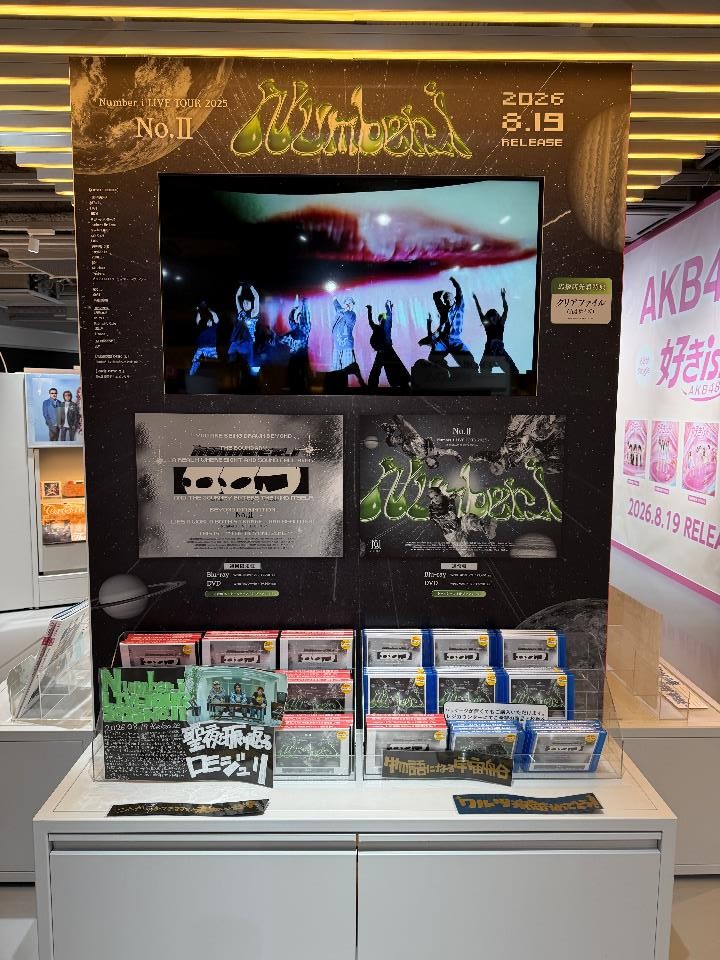 SHIBUYA_T_MUSIC's tweet photo. 【#Number_i】
LIVE Blu-ray&amp;DVD『Number_i LIVE TOUR 2025 No.Ⅱ』が本日入荷🪩
全国アリーナツアーのさいたまスーパーアリーナ公演を完全収録👀💕
発売を記念してシブツタ地下2Fでは、特大ビジュアル展示＆特大ビジョン放映開催中✨
展示期間：8月24日(月)まで https://t.co/rBwvCBEHYB
