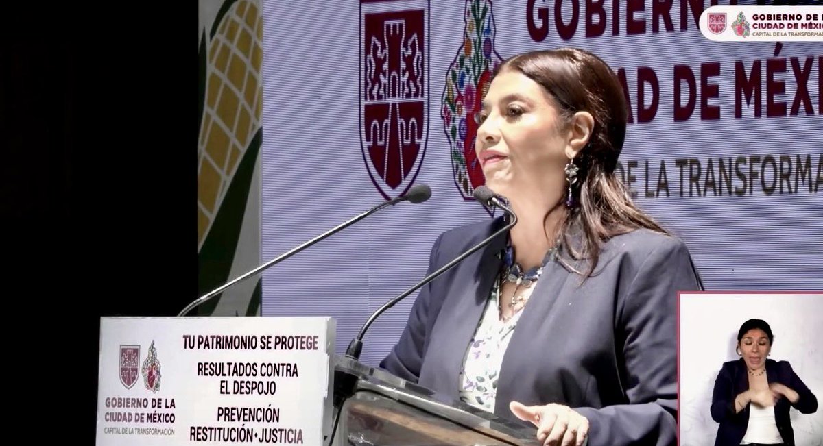 Hans2412's tweet photo. 🔴 CLARA BRUGADA LANZARÁ DEFENSORÍA JURÍDICA GRATUITA EN EL ZÓCALO

La Jefa de Gobierno, Clara Brugada, anunció que el próximo 24 de agosto comenzará a operar la Defensoría Social Ponciano Arriaga, inspirada en la histórica Procuraduría de los Pobres impulsada en el siglo XIX. 

Desde el Zócalo capitalino, 100 abogadas y abogados ofrecerán orientación y acompañamiento jurídico gratuito, con el objetivo de acercar la defensa legal a quienes no cuentan con recursos para pagarla.