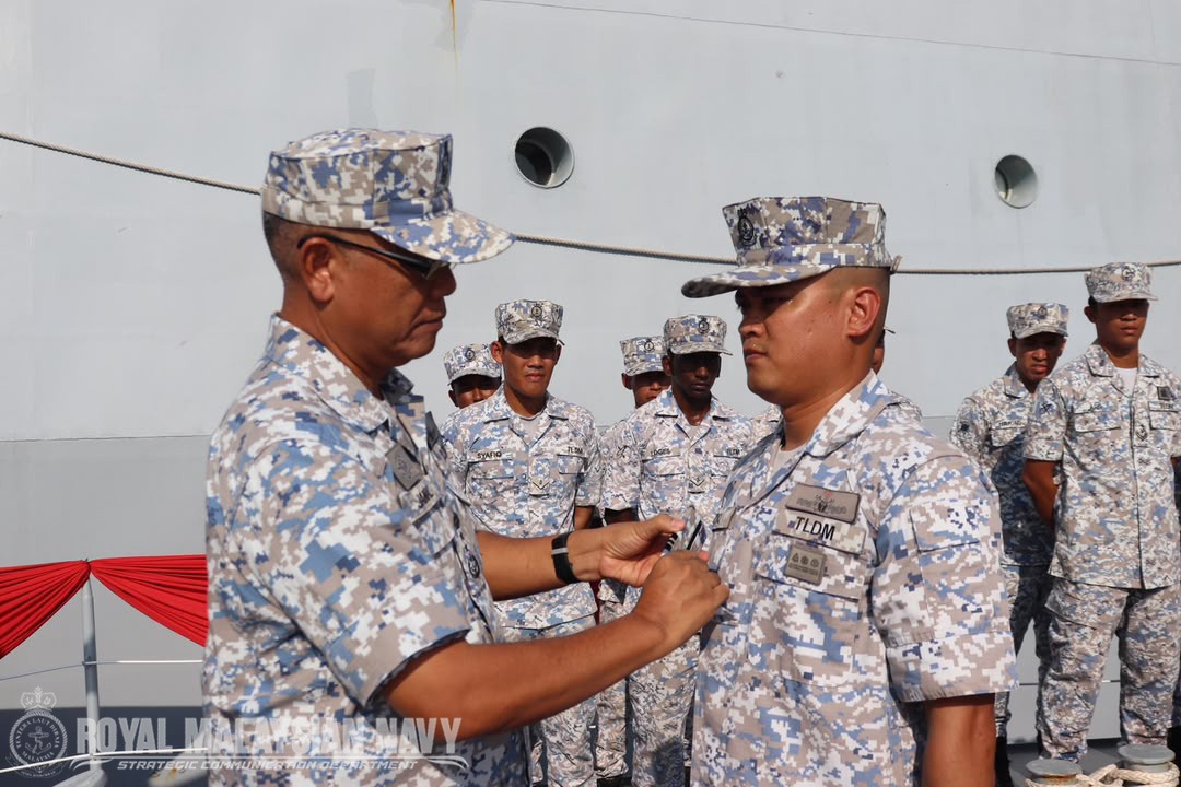 NavySDK's tweet photo. 17 Ogos 2026, Kota Kinabalu - Majlis Kenaikan Pangkat Leftenan Muhammad Haziq bin Azhar TLDM ke pangkat Leftenan Komander TLDM telah disempurnakan oleh YBhg. Laksamana Muda Haji Jamaludin bin Haji Sairi, Panglima Wilayah Laut 2.
#NavyUpdate
https://t.co/H7mHbgzugD https://t.co/2X1up8nsbx