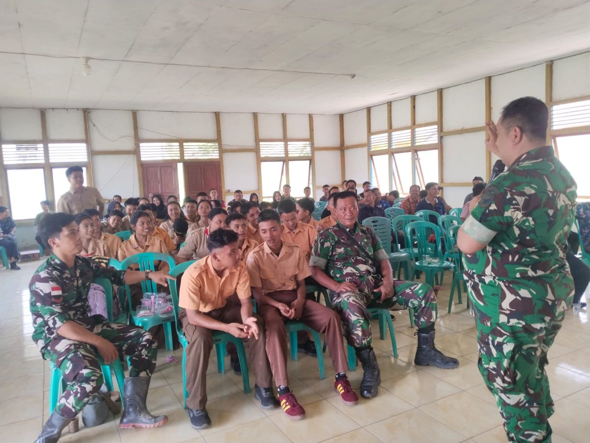 KodimSintang's tweet photo. Tak Hanya Bangun Infrastruktur, Karya Bakti Skala Besar Kodim 1205/Sintang Perkuat Edukasi dan Pelayanan untuk Masyarakat https://t.co/ZTU6NVztB6