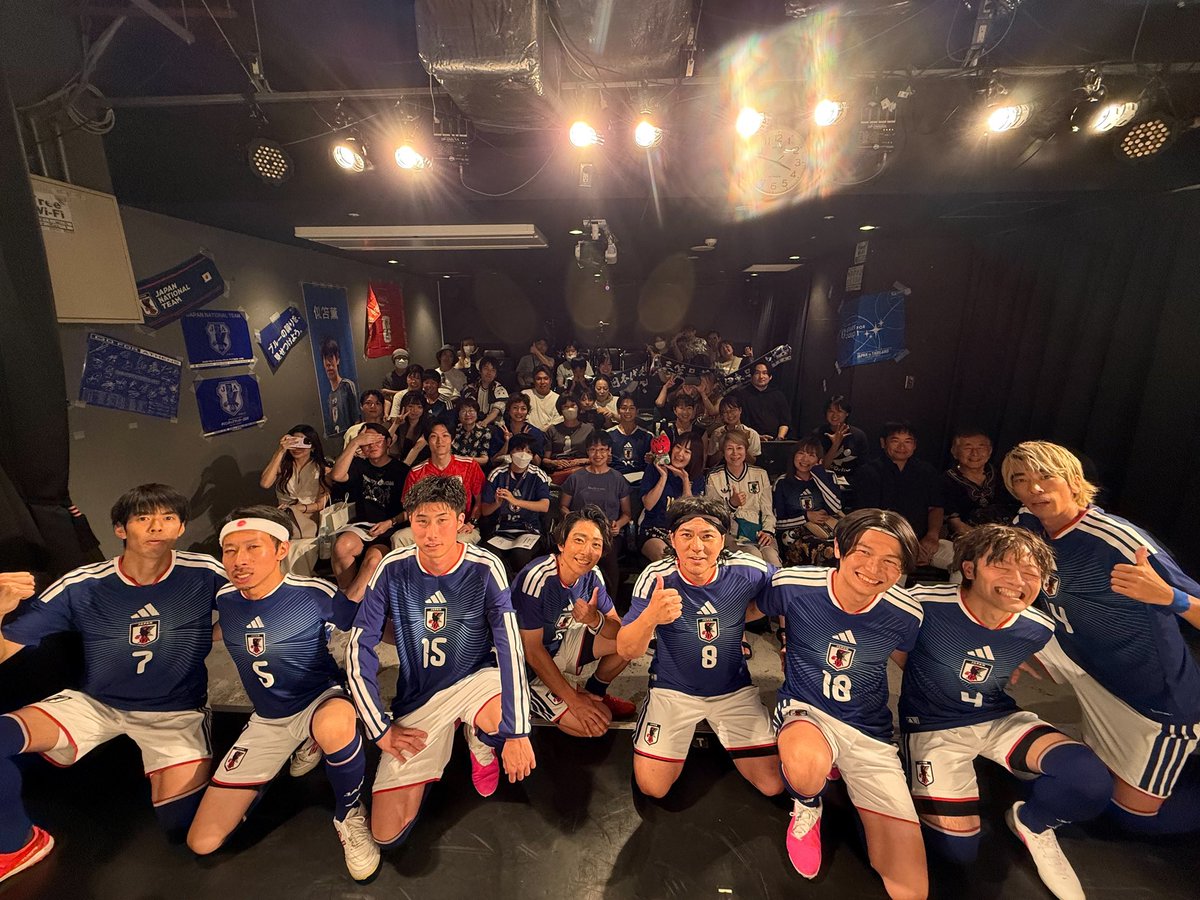 25252Y's tweet photo. ものまねブルー単独ライブ第3節
【マンマミーア】にお越し頂き有難う御座いました！
再現に漫才、コント、企画と大盛り上がりで勝ち点3！

そしてものまねブルーは新たなものまねレパートリーも増えました！

これからも宜しくお願い致します！

#ものまねブルー
#似ない野拓実
#佐野回収業者 https://t.co/76vB5uby7F
