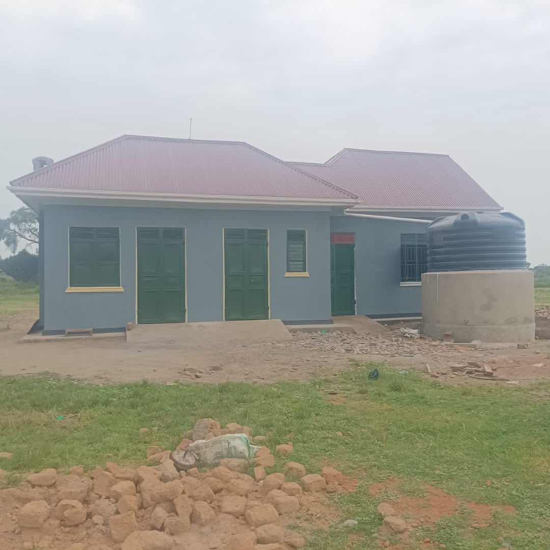 BalaamBarugahar's tweet photo. Hahahaha ! Kasese district Thank you  for extending the kitchen of Hamkungu secondary school Kasese. Who had built and approved one a size of a toilet ?
Now that you have  vomited in record time after my x comment , thanks so much for  rectifying and vomiting now the public and I, need to know who had eaten or shared that money ?