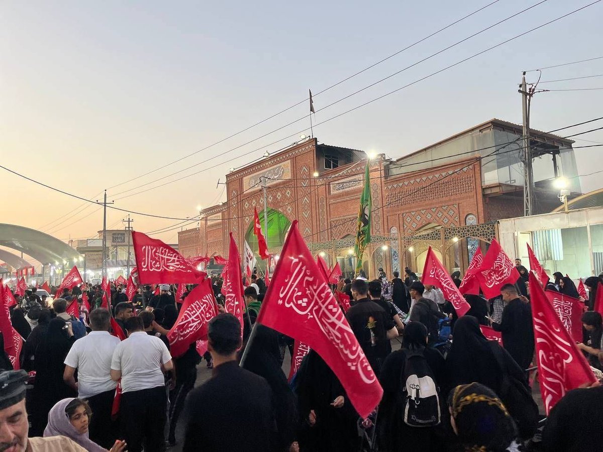 mahyaas_mo's tweet photo. اگر در مسیر جاماندگان بودی، یک چیز را بیشتر از همه می‌دیدی:
آدم‌هایی که آمده بودند بگویند «جامانده‌ایم»، اما هنوز امید دارند که نامشان در دفتر عاشقان حسین(ع) نوشته شود.

#جاماندگان_اربعین https://t.co/b9i0ZPdI35
