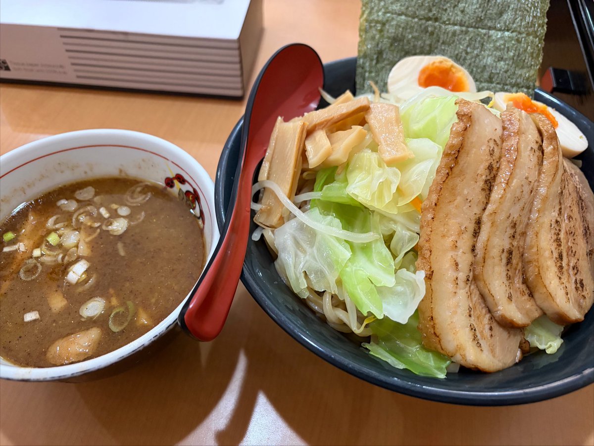 Yuuki8Ono's tweet photo. 今日は久々の出社日！
というわけで社内スタッフ数名と、事務所からそう遠くない位置にあるつけ麺屋に行ってきました…！

特盛を頼んだけど……量が…量が多い……！
誰だよ麺まで大盛りにしようとか言った奴……ッ！
俺だよ！！（美味しかったです） https://t.co/2bFzYeduGX