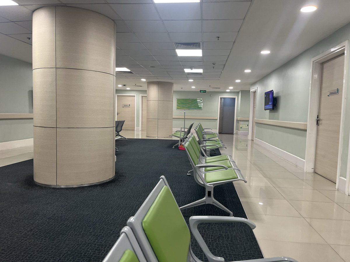 Yoshio0365's tweet photo. インドネシアの私立総合病院はマレーシアよりキレイだね🏥
こっち来て身体が弱ったのか、皮膚に毛嚢炎的症状が出てるので病院へ🏥
今細胞検査してもらってます🏥
#インドネシア https://t.co/x7NLzz2rcx
