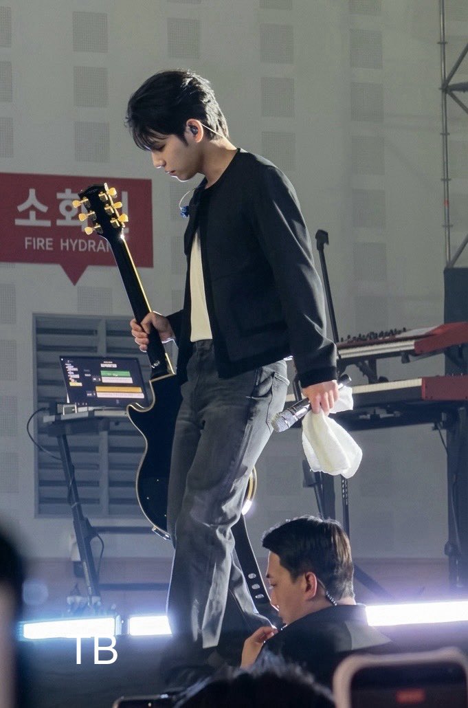 MaximumPIL's tweet photo. the keyboardist holding a guitar #원필 https://t.co/yIH7d6MAY9