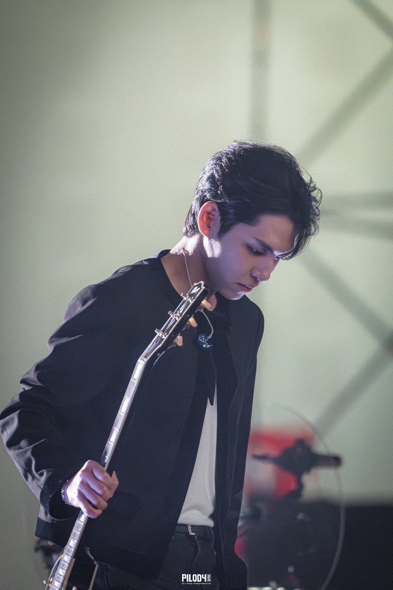MaximumPIL's tweet photo. the keyboardist holding a guitar #원필 https://t.co/yIH7d6MAY9