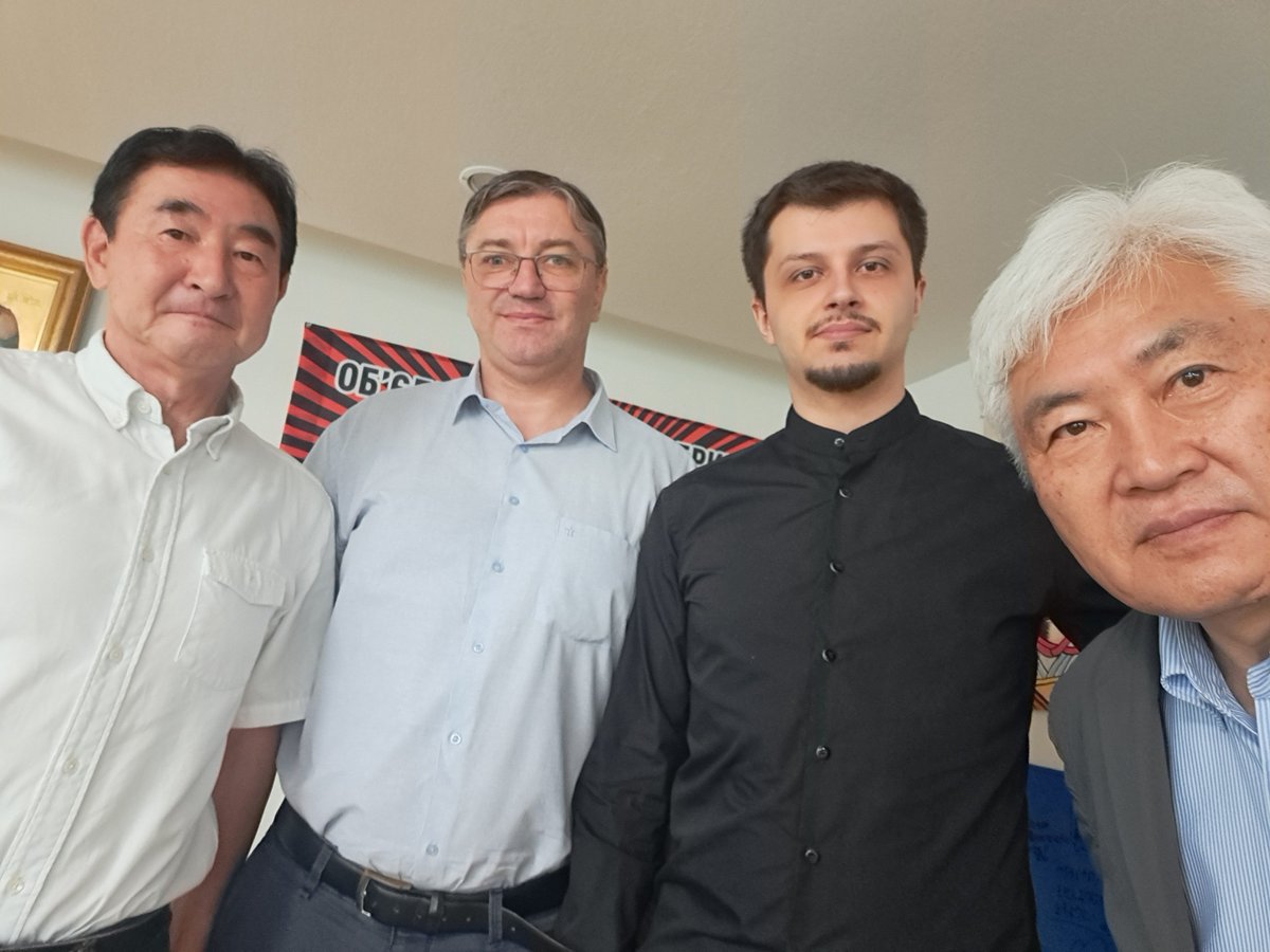mutaishunsuke's tweet photo. ウクライナ大使館のロマン公使参事官、マルコウ書記官を訪ね、トレーラーハウスのウクライナ投入について公的支援を受けて行う旨報告。ロマン公使の家族はキーウに暮らし、ミサイルの脅威に晒されている。 https://t.co/bz0raRRQKt