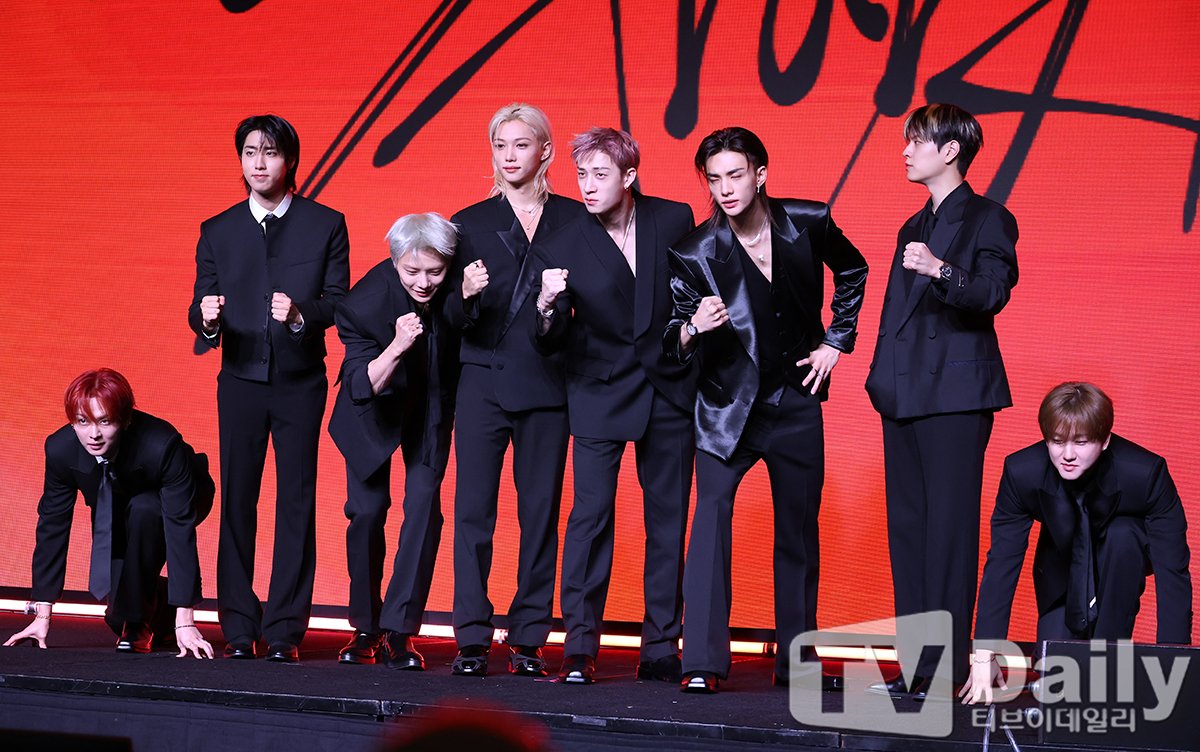 MlNHORIZON's tweet photo. skz preparing to run pose and there's minbin om both sides on the floor 😭😭😭 https://t.co/jQafI5HvGw