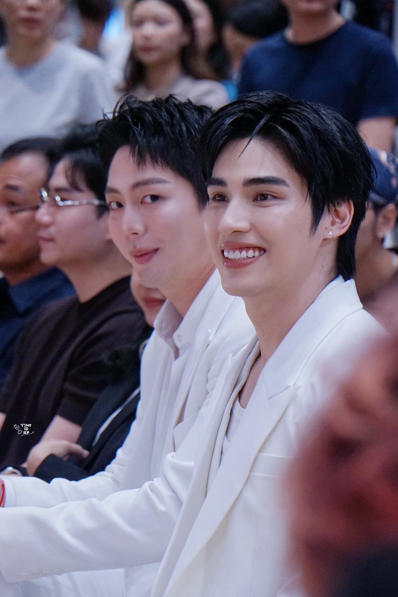 TimeIsUppoompat's tweet photo. คนน้องนั่งยิ้มหวาน ส่วนคนพี่จะยกมือทำท่าที่แก้ม แต่ดันนึกได้ว่าวันนี้ผู้บอเยอะ รีบเอามือลง😂

UPPOOM SCENT OF SIAM AT ICON
#UpPoomxICONSIAM
#uppoompat #poompps #UpPoom https://t.co/zwEsJioSJK