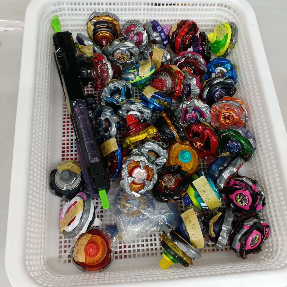 hb_hashimoto's tweet photo. ベイブレードXたくさんお売りいただきました！
順次売場に出していきますのでご期待下さい。
爆転シュート、メタルファイト、バーストのお買い取りもお待ちしております！！
#ホビーオフ　#タカラトミー　#ベイブレード https://t.co/cwAOGG4z9T