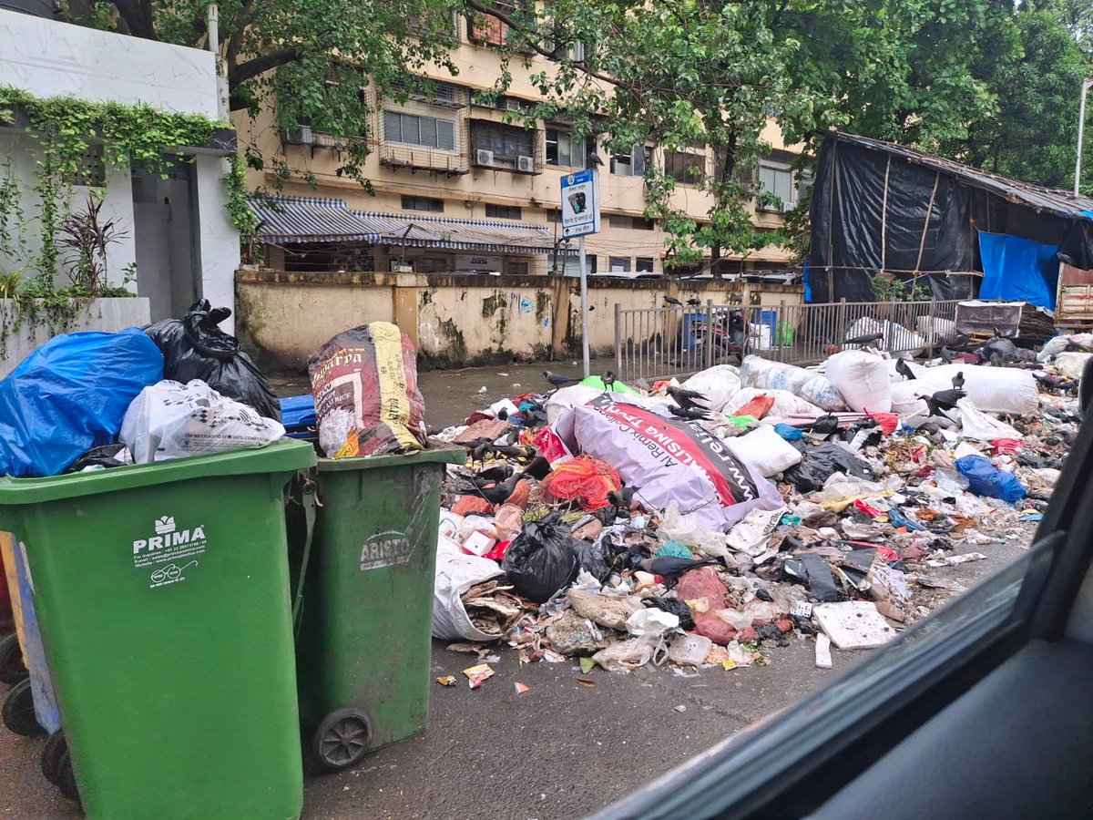 worli_residents's tweet photo. . @mybmc @mybmcWardGS Unattended garbage overflow spilling onto Dainik Shivji Marg, just off the St. Regis exit. Bins are full to the brim and waste is dumped across the road. Immediate lifting and clearance required! @AshwiniBhide @mayor_mumbai #Mumbai #Worli https://t.co/JFSjmImpYP