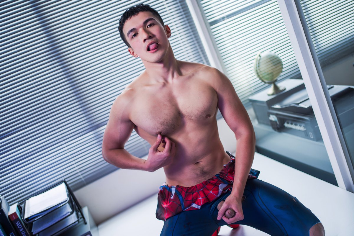 gayerdar_2025's tweet photo. @lcs0603 詮釋的汁蛛人
看起來就是一副很欠榨的樣子啊🥵😏
-
MGC-003🎱折倒數24hrs👉 https://t.co/DuuCifJDnX
ft. @Shay2024x 飾 猛嘟 
&amp; @LiuDi30486535 飾 捌爪博士
- 
蜘蛛人：3P潮吹日 
SPIDAR-MAN: 3-Some with Vecum &amp; Doctor Ock  
08.08 全腥的一天  
-  
⚠️記得購買金幣解鎖觀影💰 https://t.co/PKrYaoNo47